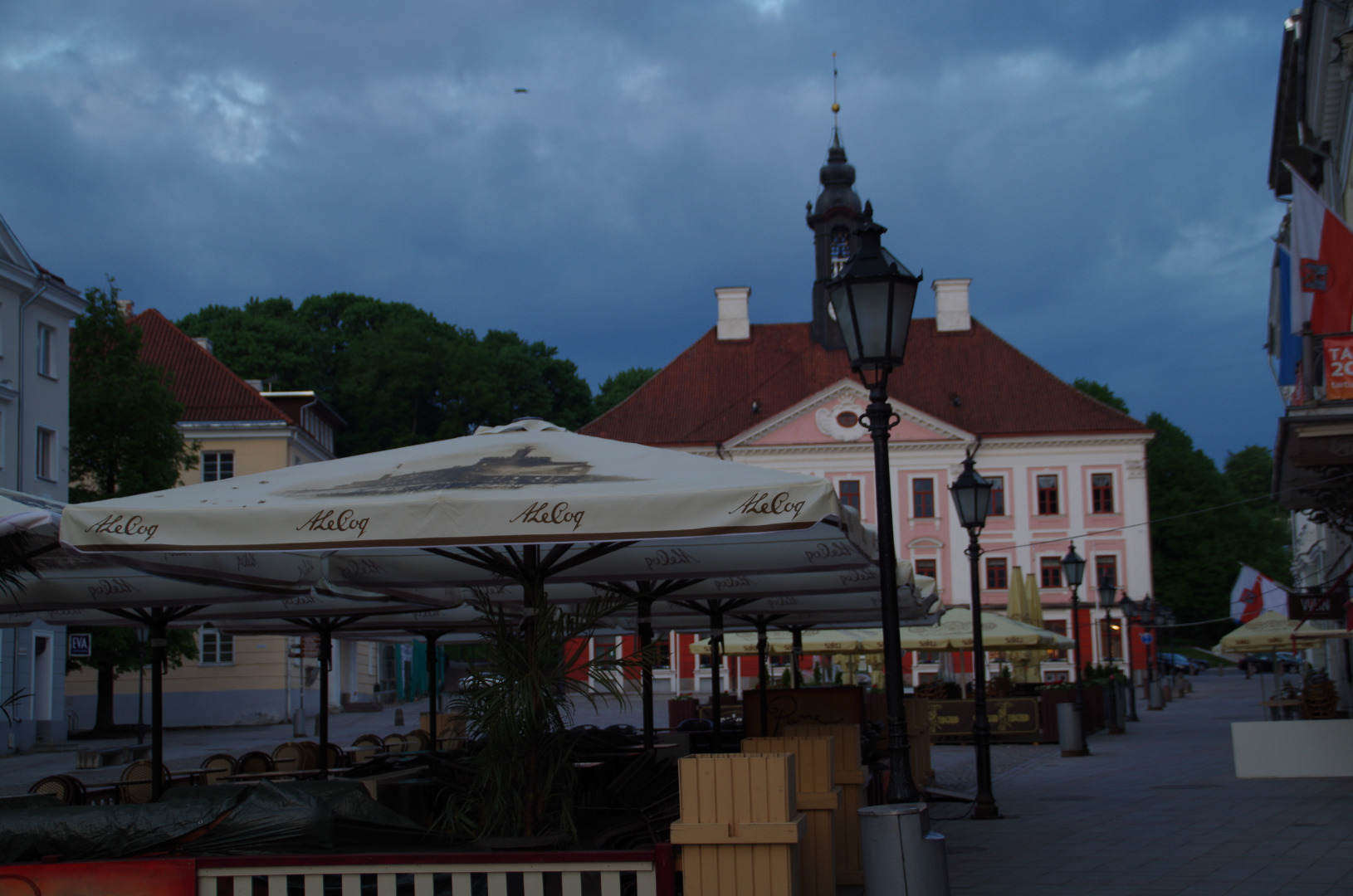 Tartu raekoda, 1920-1930.
Auto, inimesed platsil. rephoto