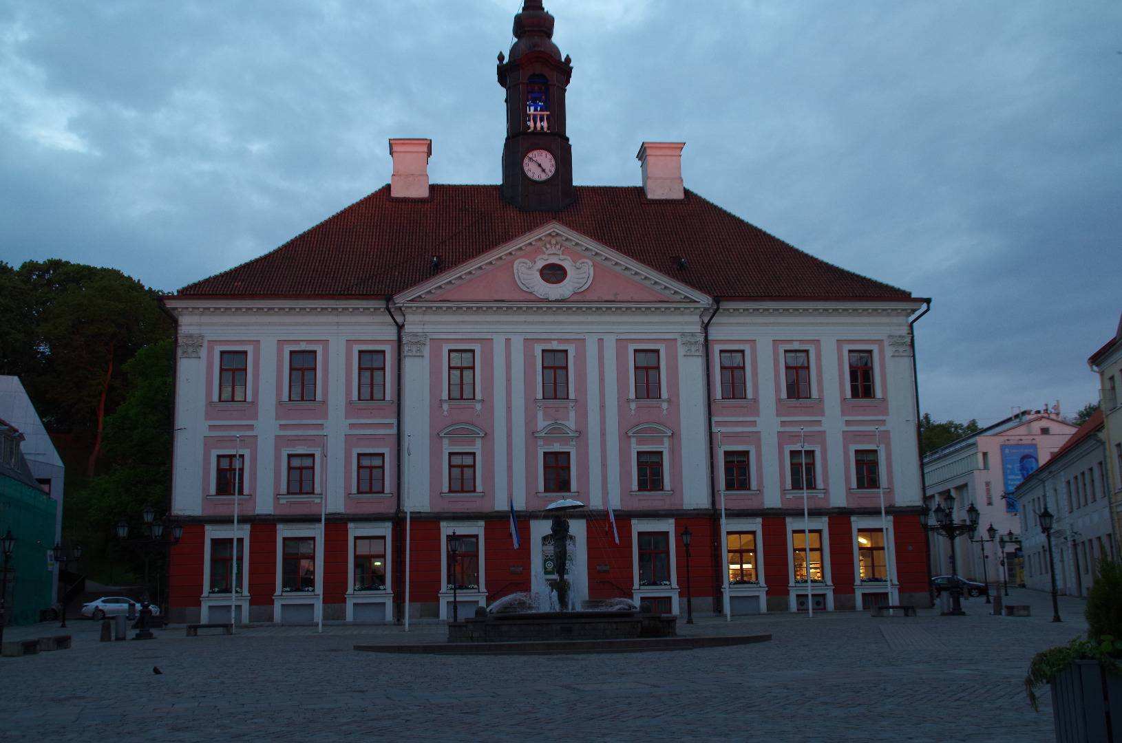 Tartu raekoda, kaunistatud vanikutega ja aastaarvudega 1918-1935. rephoto