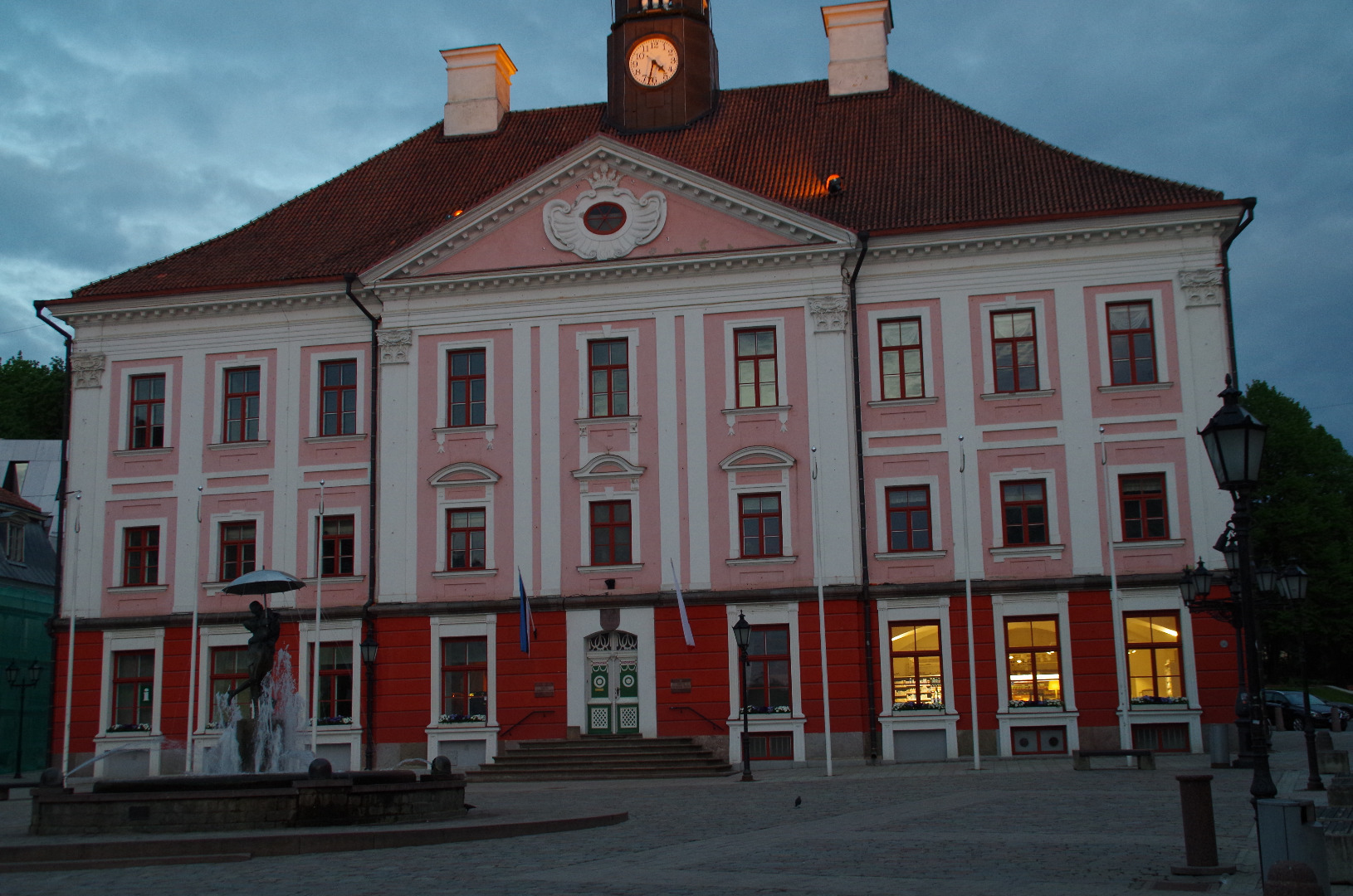 Raekoja Main Fassade (before World War II) rephoto