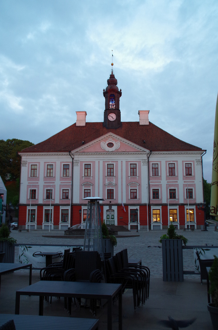 Raekoja Main Fassade (after World War II) rephoto