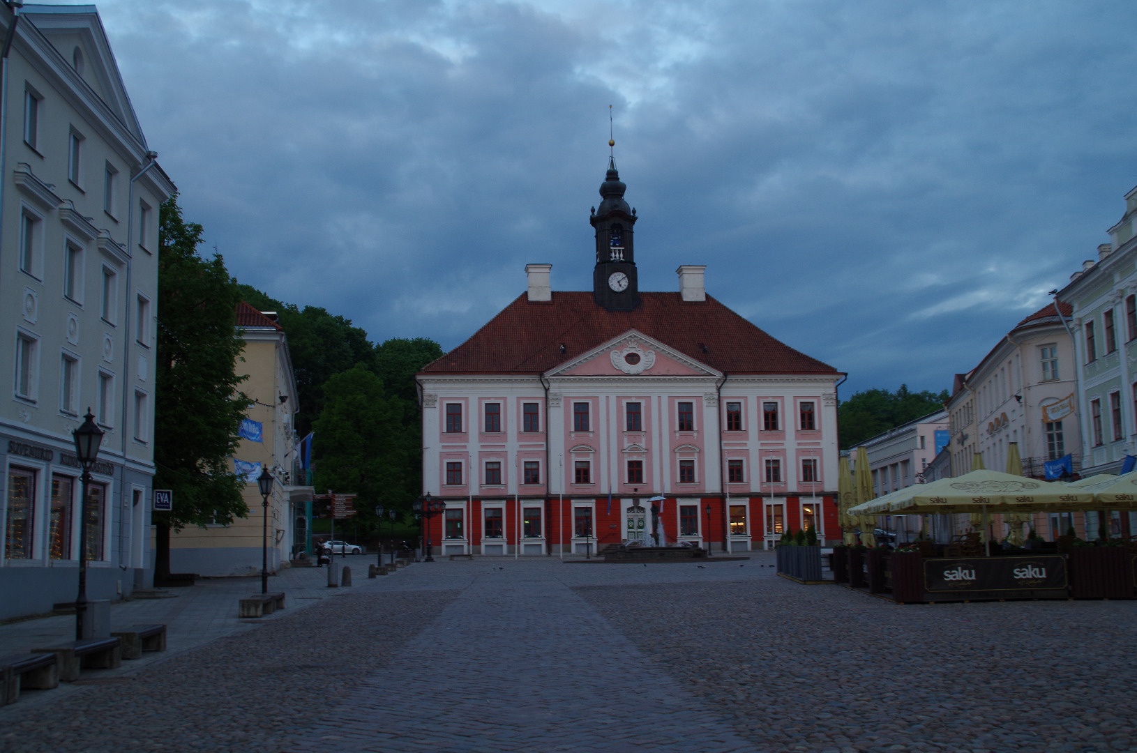Tartu raekoda; autobuss, inimesed platsil. 1920.-1930 rephoto