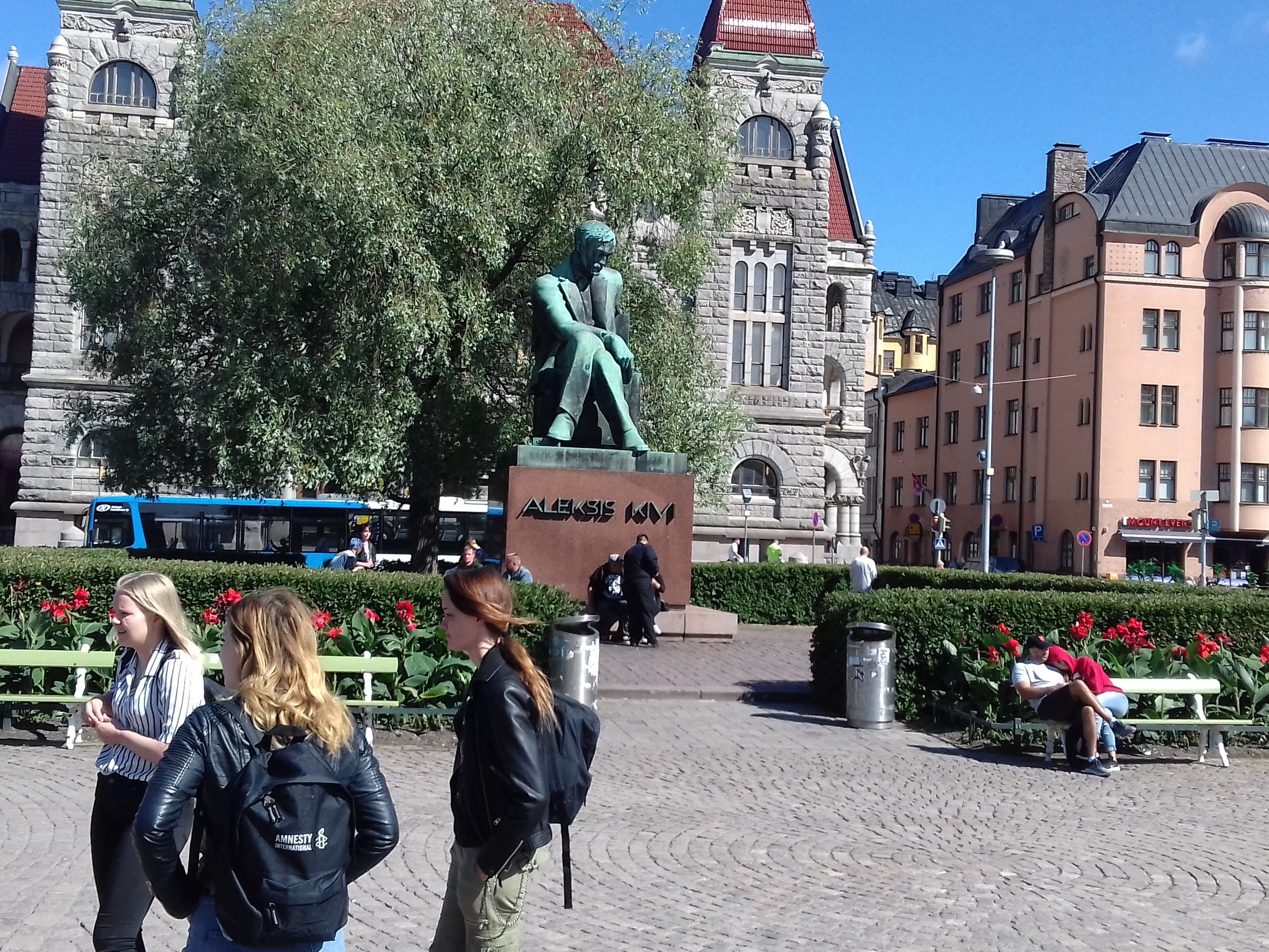 Helsingi Aleksis Kivi mälestussamba juures, haridusministeeriumi ainekonisjoni ekskursioon rephoto