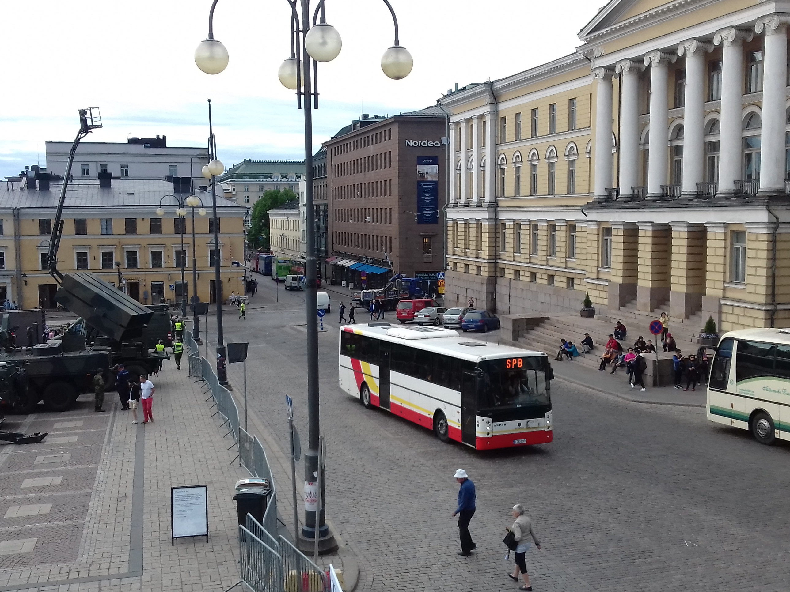 Työläisten vappukulkue Senaatintorilla. rephoto