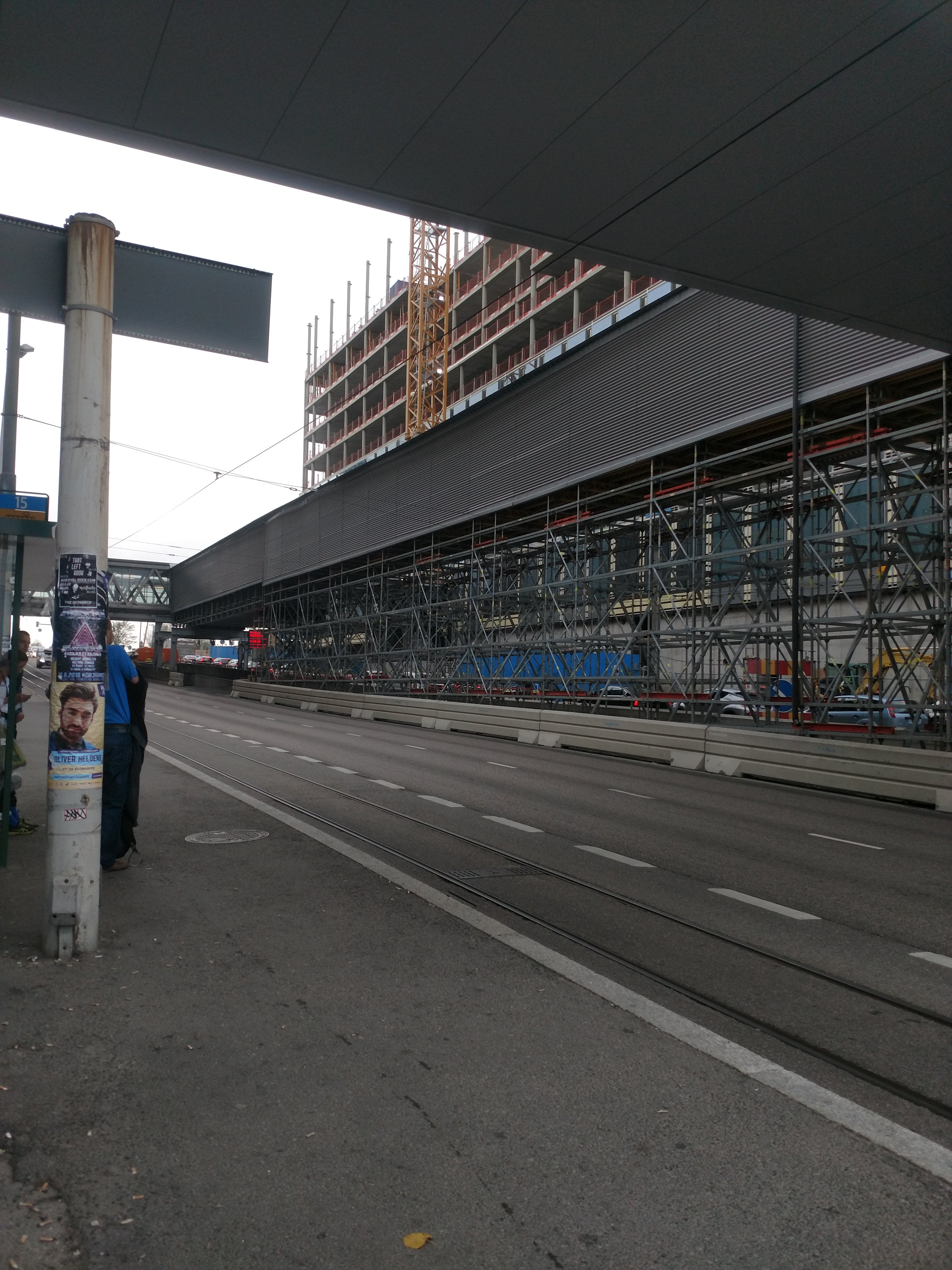 Pasilan asema, Ratapihantie 6. Taustalla Länsi-Pasilan rakennus. rephoto