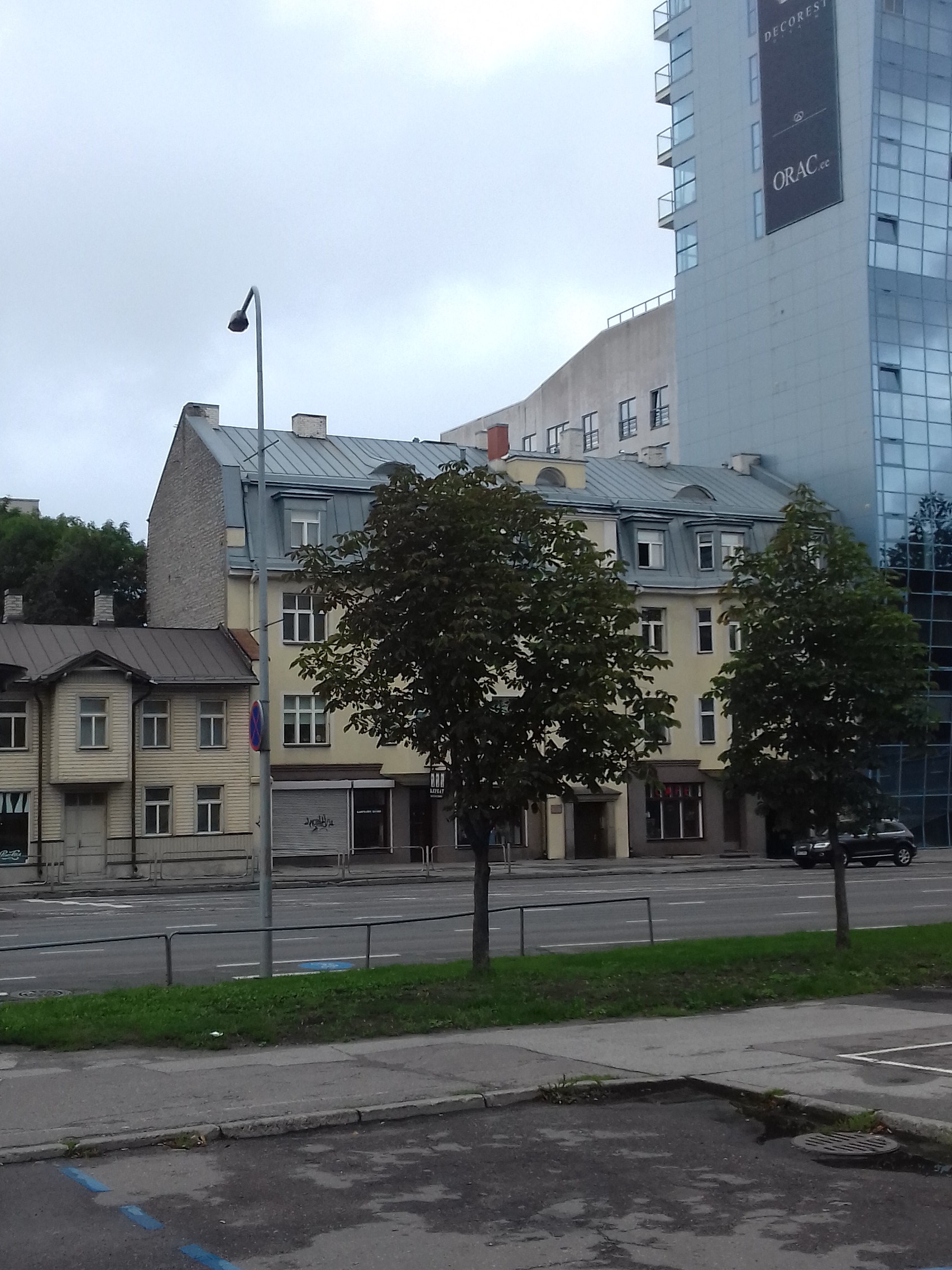 Baaridega korterelamu Tallinnas Liivalaia 19, vaade hoonele. Arhitekt Karl Tarvas rephoto