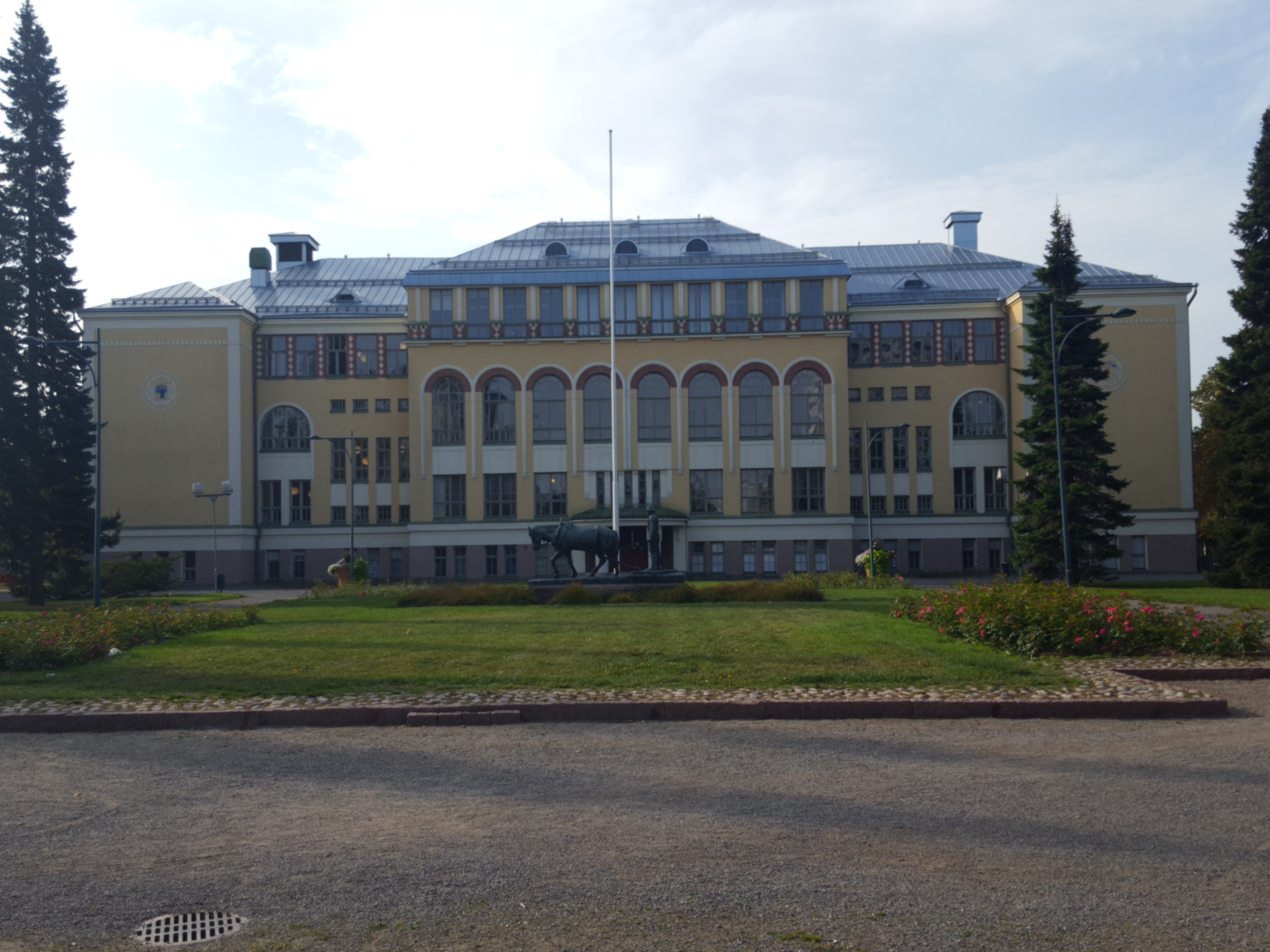 Designed by architect Usko Nyström, in 1912 graduated from Cygnaeus National School and from it, Emil Cedercreutz sculpted in 1920 in Porin Riihikedeo Voteer Pats rephoto