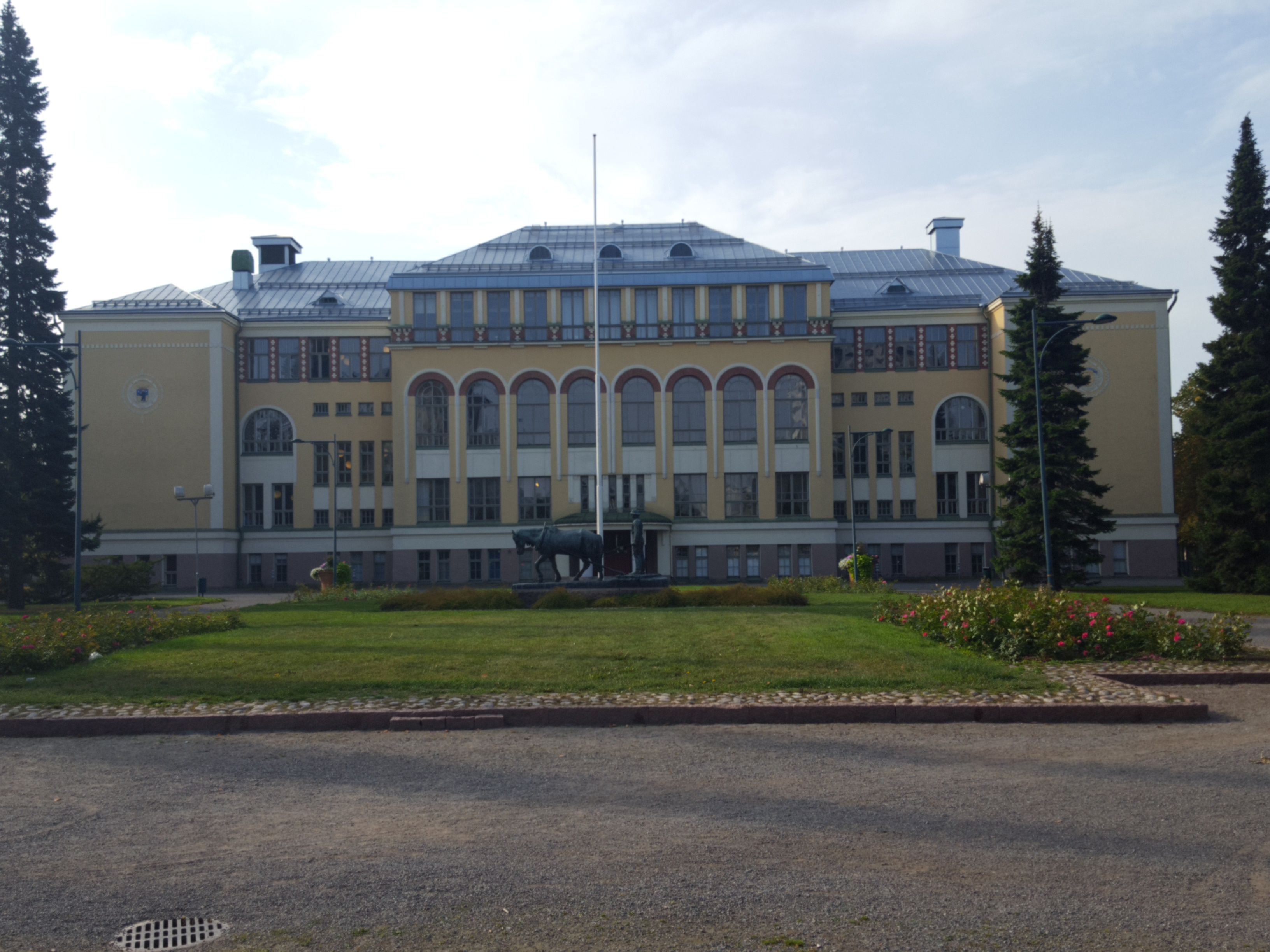 Designed by architect Usko Nyström, in 1912 graduated from Cygnaeus National School and from it, Emil Cedercreutz sculpted in 1920 in Porin Riihikedeo Voteer Pats rephoto