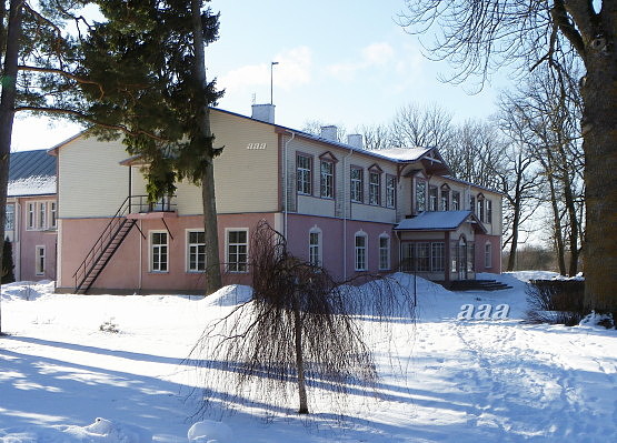 Värvifoto. Emmaste põhikool, endine Emmaste mõis, esikülg rephoto