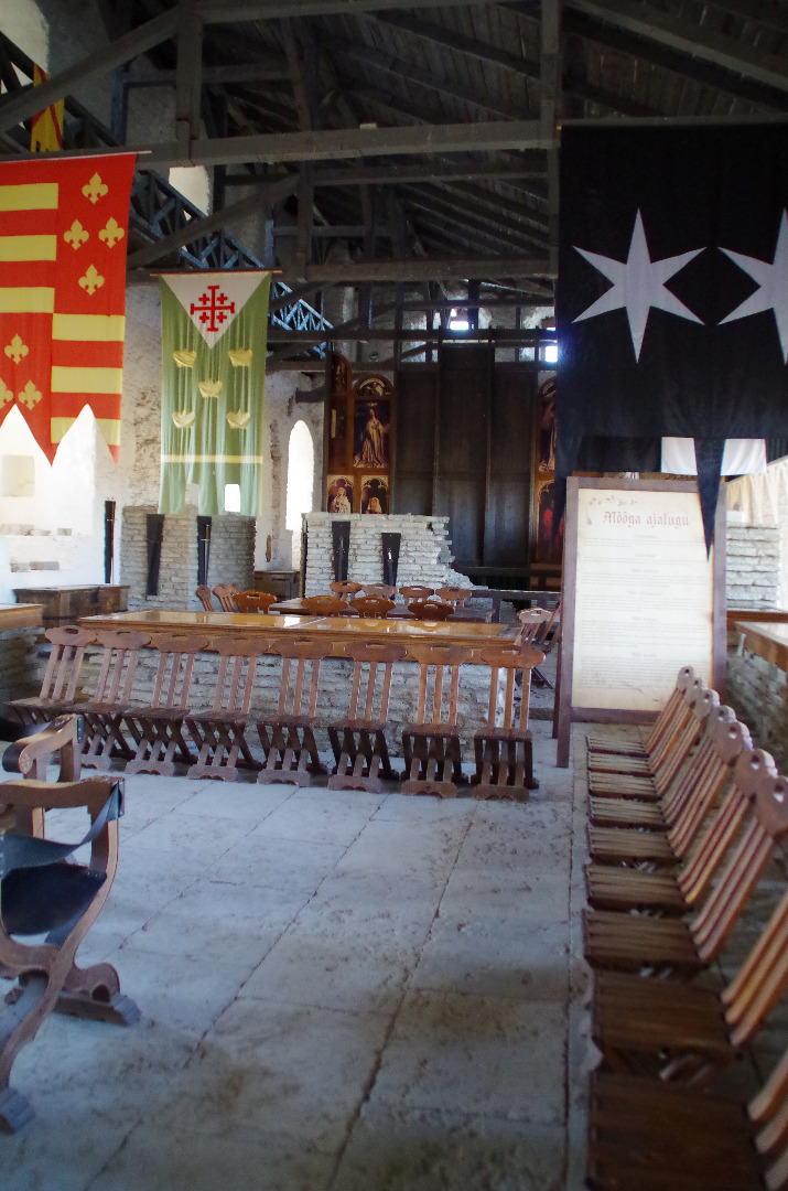 Rakvere lossi varemed. Sisevaade idast lossi varemete müüridele ja väravale kahe torni vahel Vallimäel. rephoto