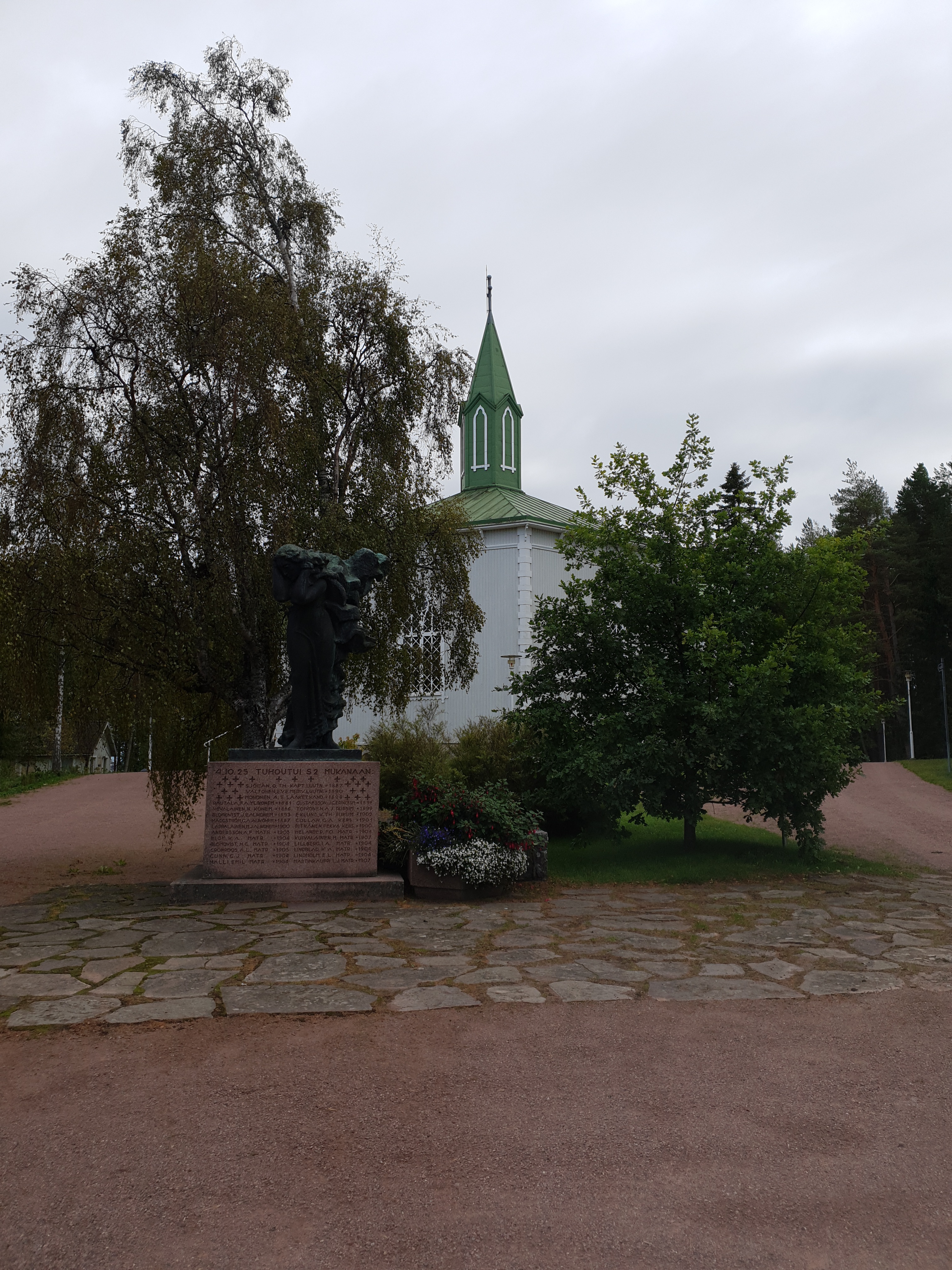 In 1876 graduated from the Reposaari Norwegian-style tuner church and from it by Wäinö Aaltosen sculpted, in 1930 revealed torpedo boat s 2 monument rephoto