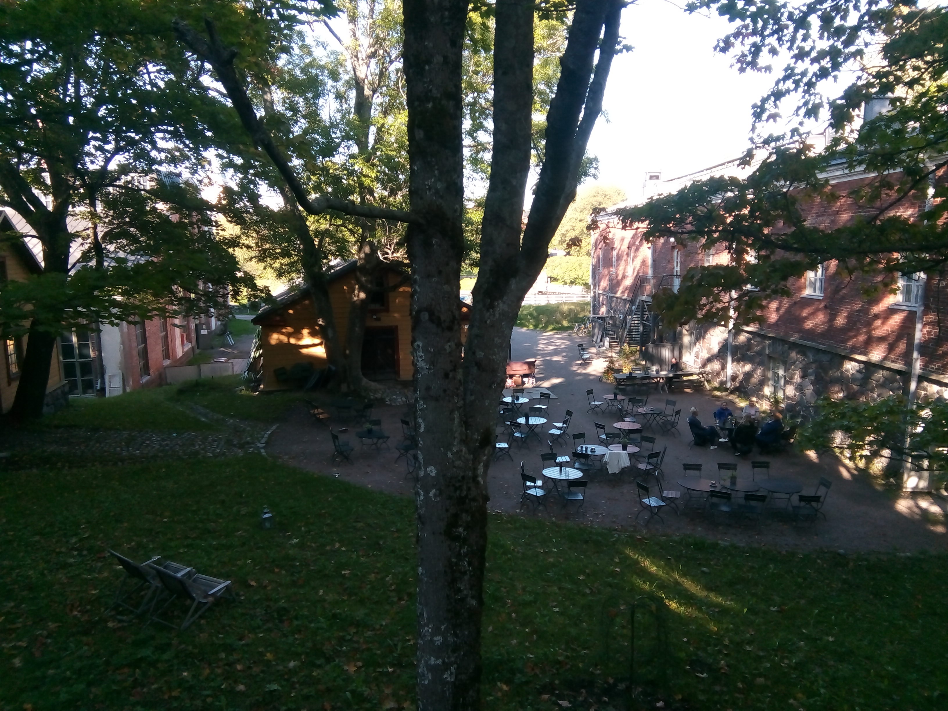 Red prisoners at the Susaaren prison camp in Suomenlinna IV district, Adlerfeldt traverse garden rephoto