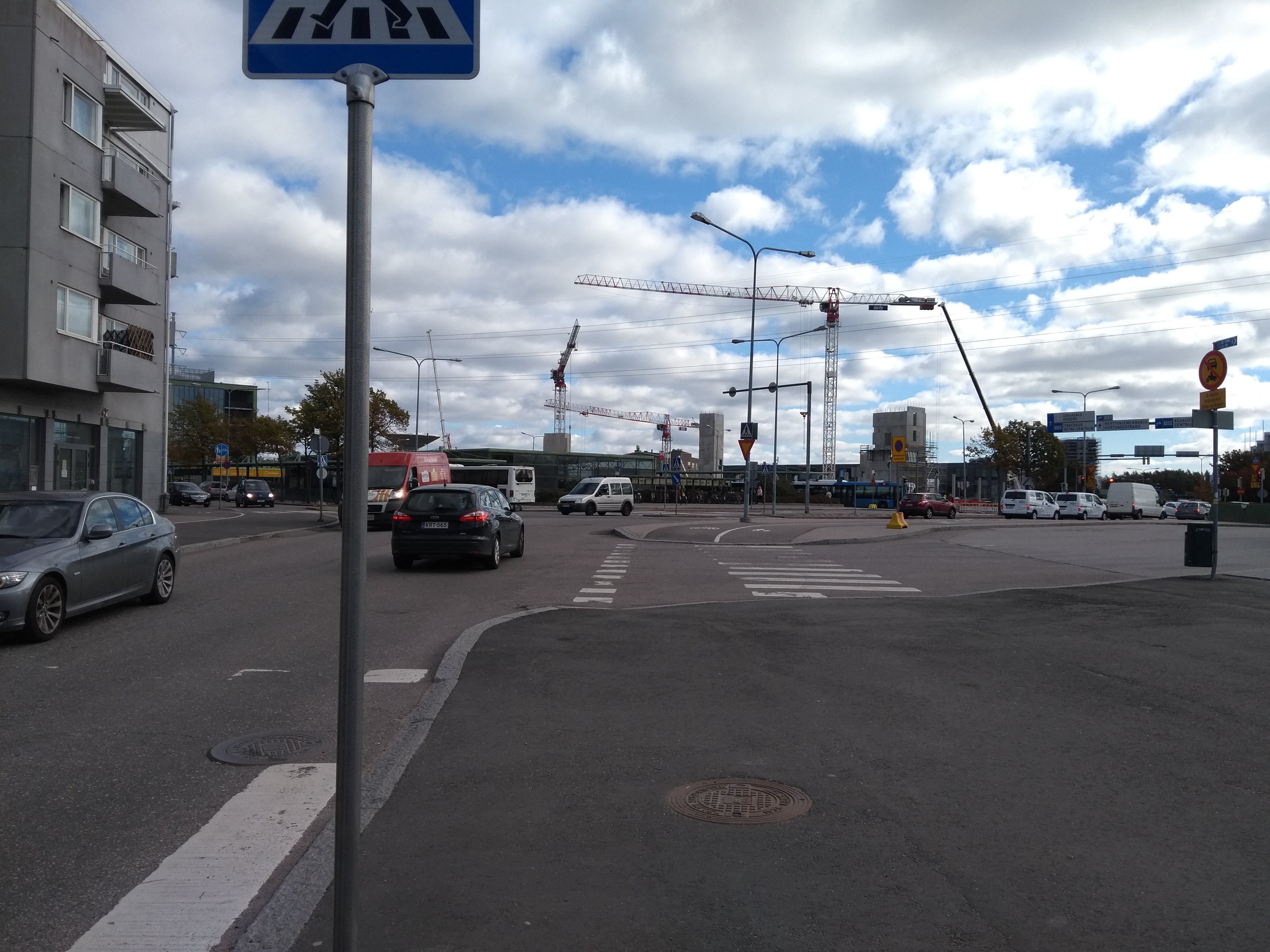 The crossing of the Hiihtomäentee and Hiihtojäntientee and the metro station of Herttoniemi. rephoto