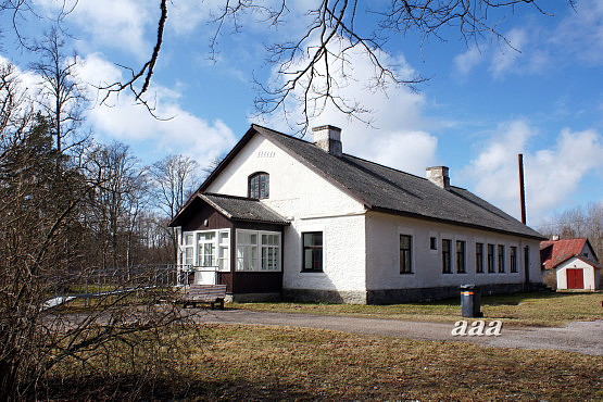 Emmaste kirikumõis. Esiplaanil värava juures grupp neidusid rephoto