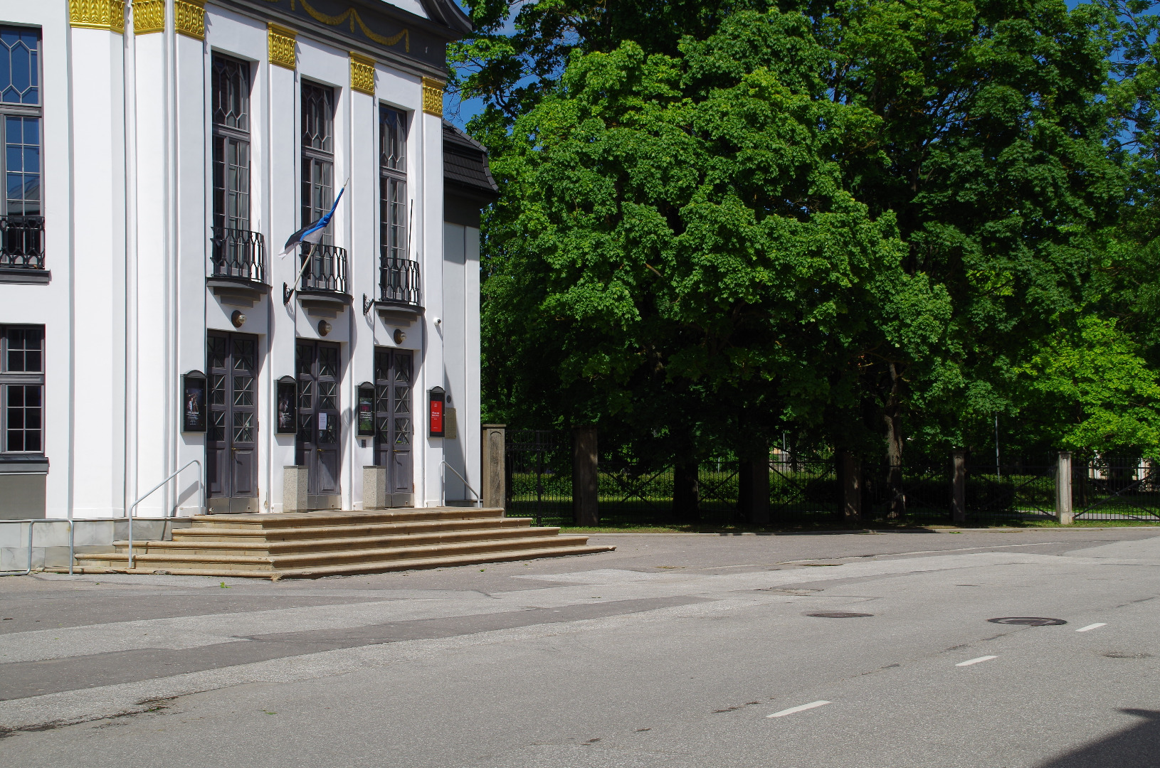 German occupation in Estonia. The starting point of the Maabusside and the queue of ticketmakers in front of the cinema "Viktoria Lichtspiele" on the Garden Street. rephoto