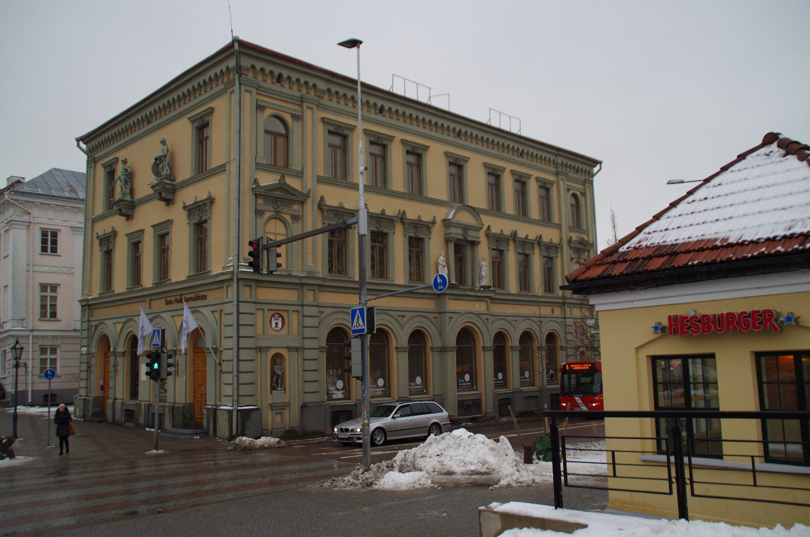 Bank building on the Raekoja square. rephoto