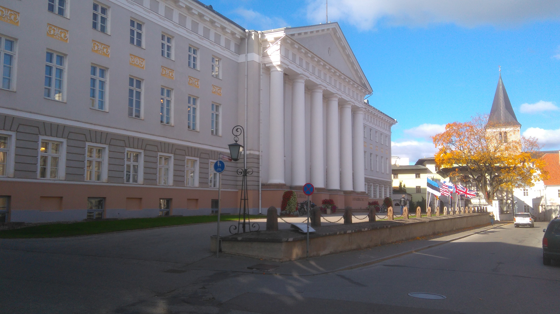 Graduates of the Tartu State University in 1959 in front of the main building. rephoto