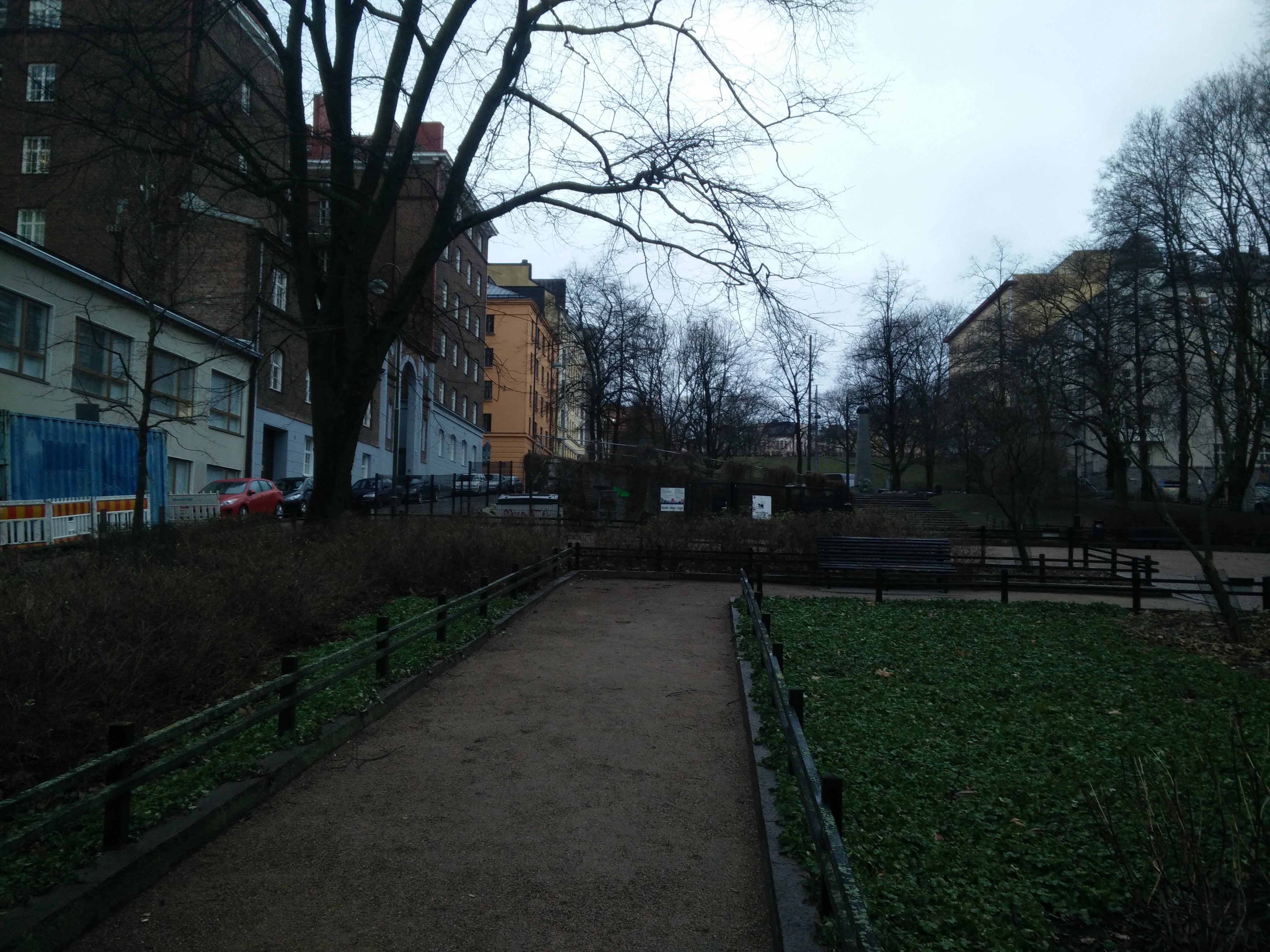 Vasemmalla Kaiku 4. Nykyinen Ässärinne 6. Oikealla Kaikukuja 5 - Pengerkatu 4. Taustalla Kallion kirjasto rephoto