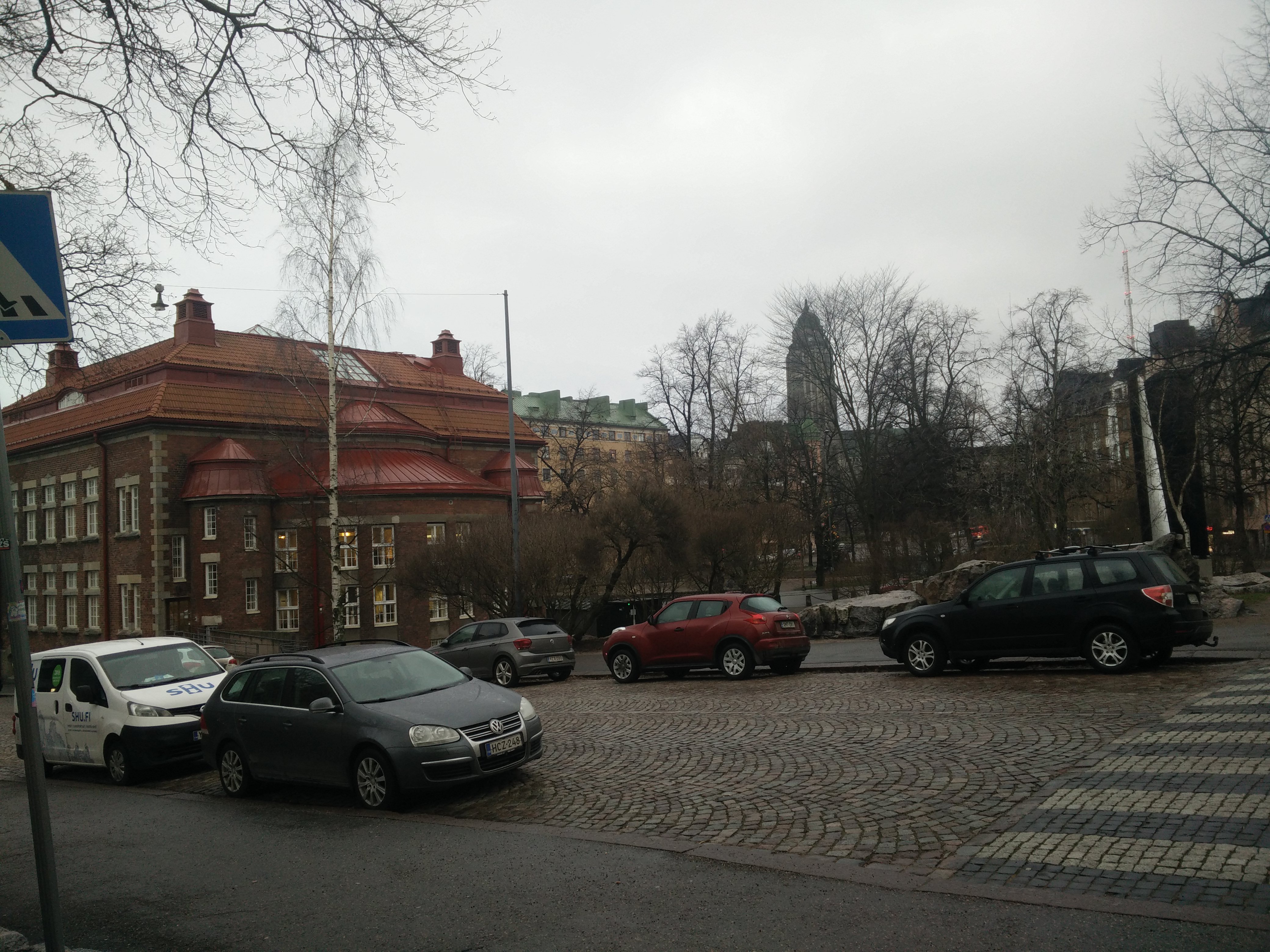 Porthaninkatu 12, 14.  Taustalla Agricolankatu 11, 13 ja Kallion kirkko. rephoto