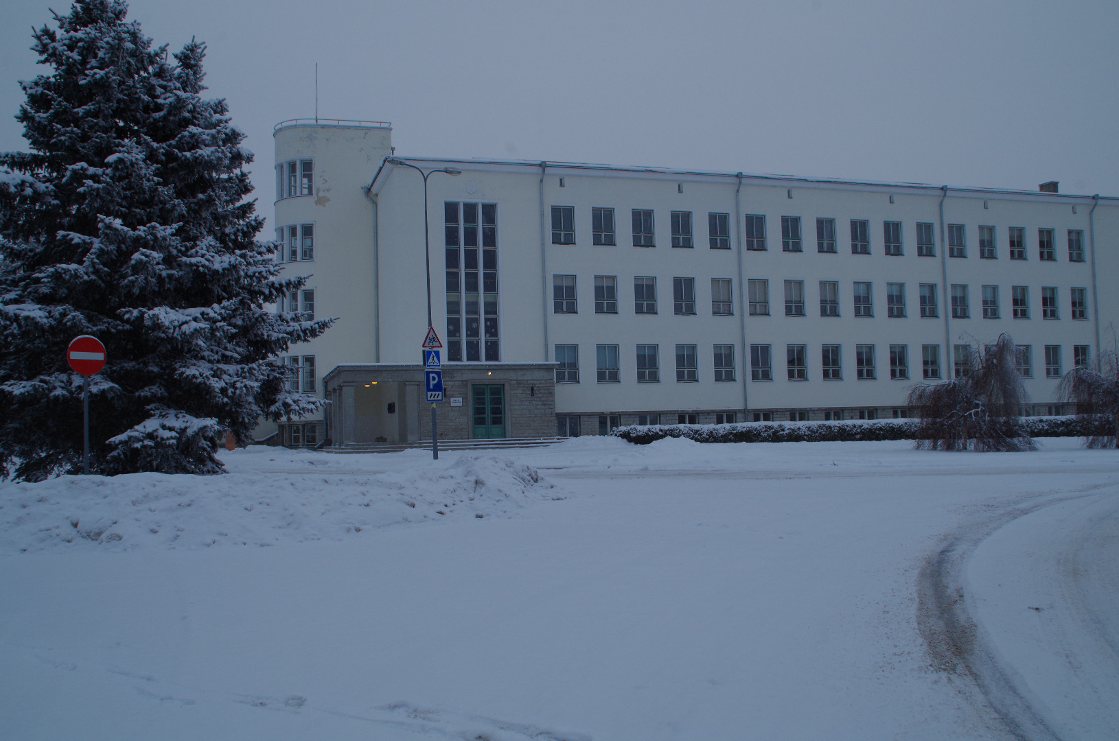 The ruins of the Rakvere Secondary School building. rephoto