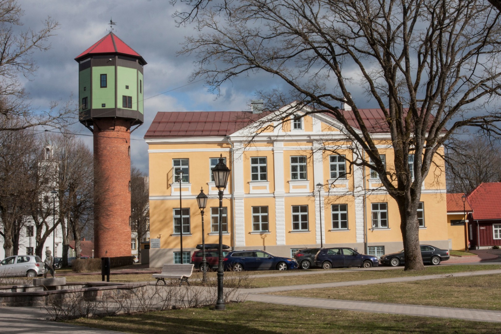 foto, Viljandi, turuplats'i ääres linnakool (1804-1885 kreiskool) enne ümberehitust 1890, (u 1885?), papil rephoto