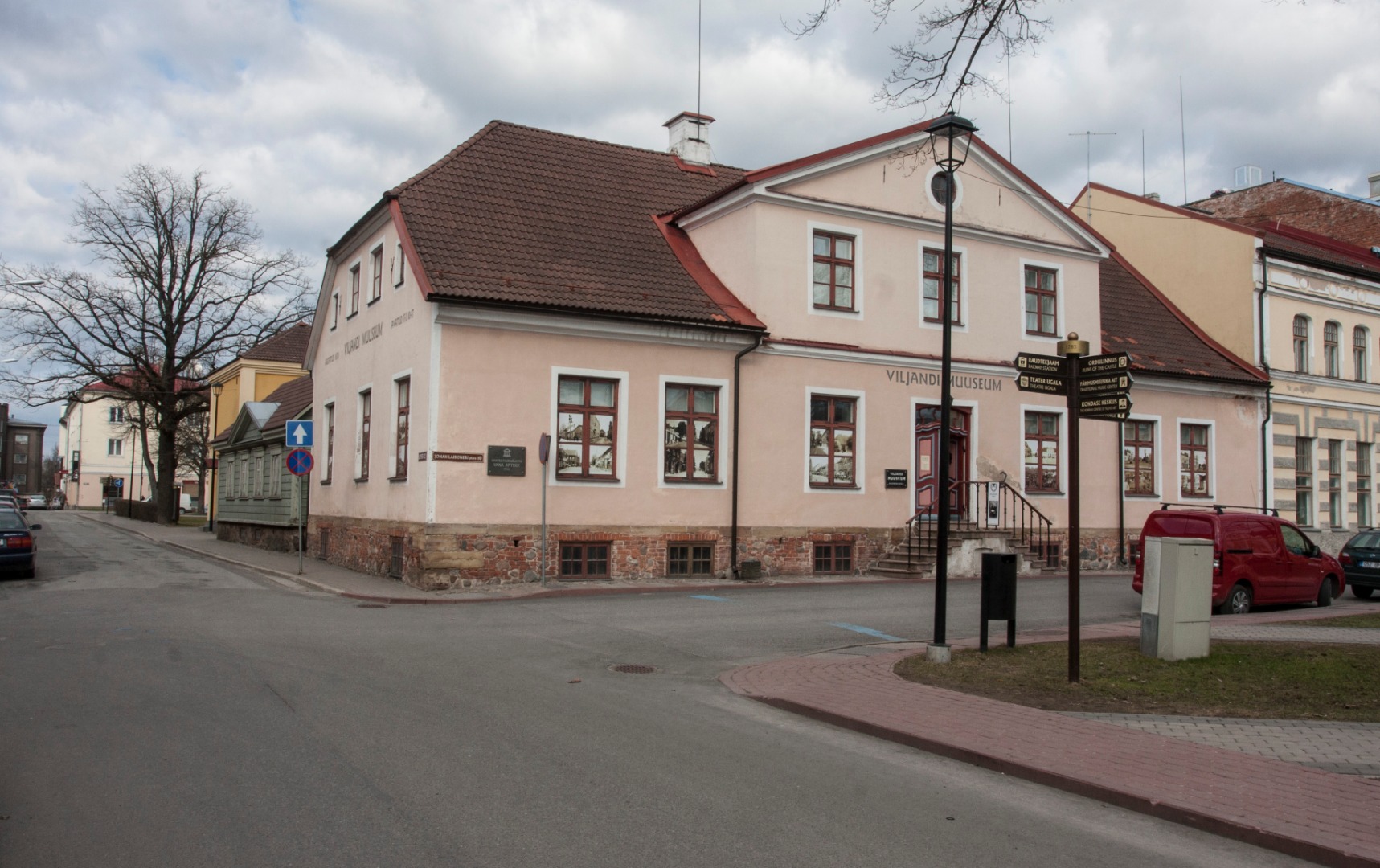 foto albumis, Viljandi, Lossi tn Turuplatsi kohal, G.H Jürgens'i apteek, u 1925, foto J. Riet rephoto