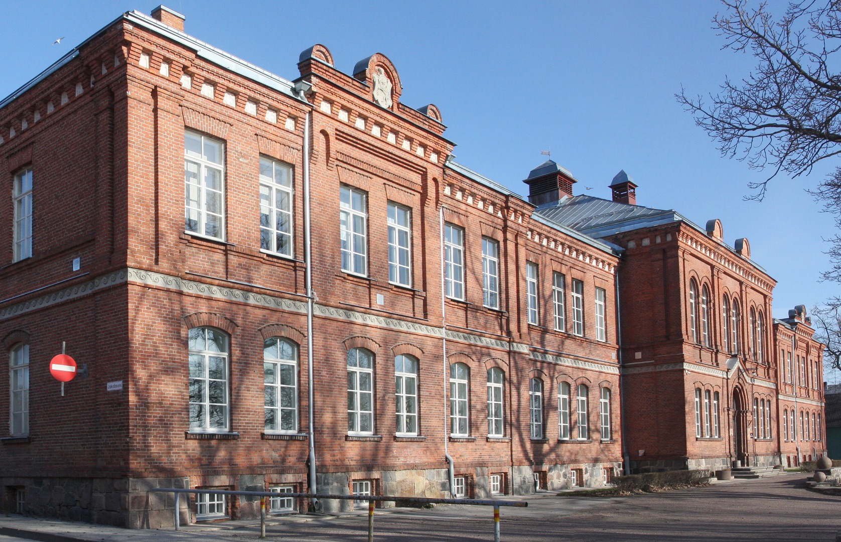 Liivimaa Maagümnaasiumi hoone, fassaadivaade. Arhitekt R. Häusermann (Riia) rephoto