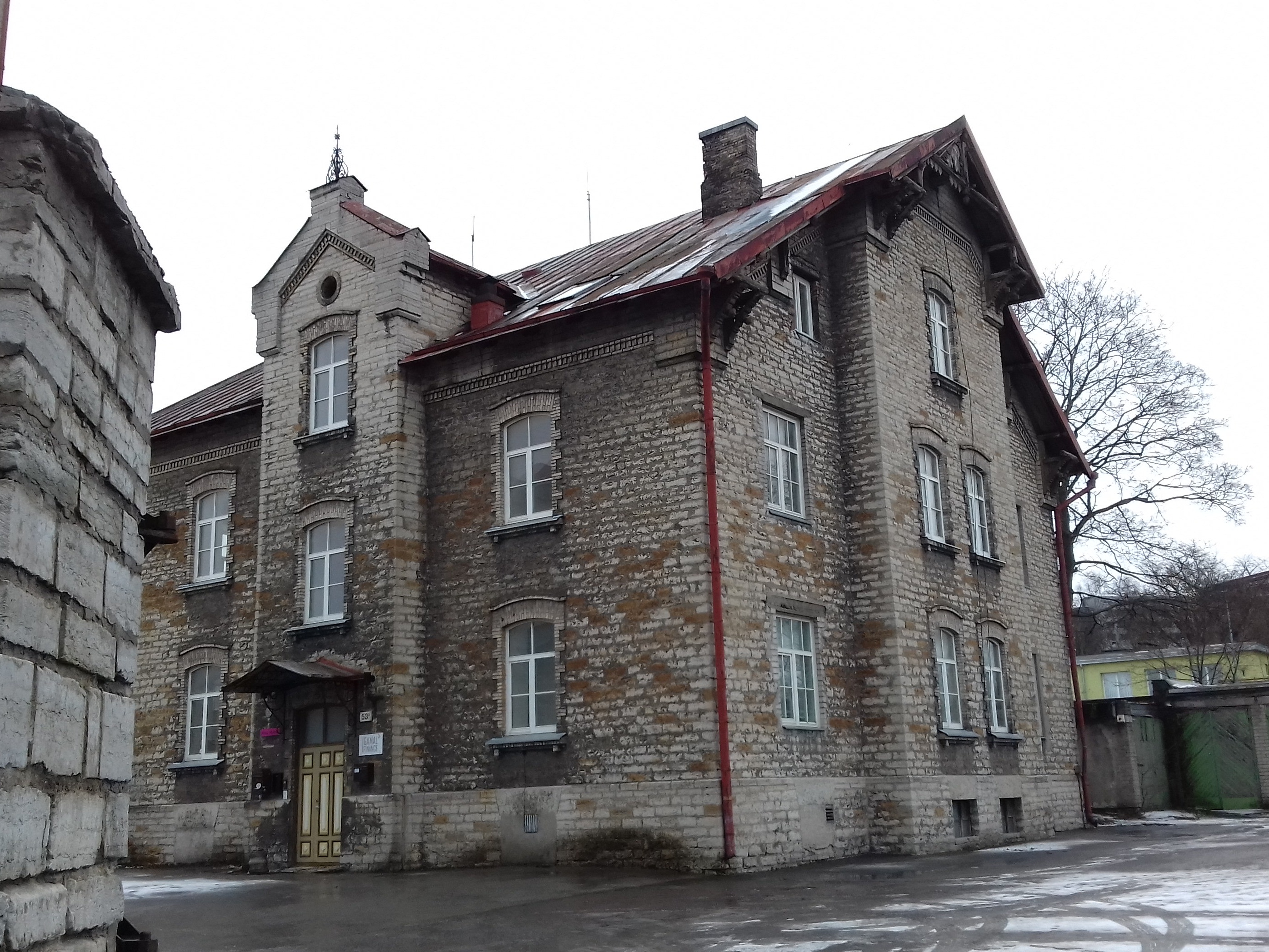 End Tallinna linna tapamaja kontorihoone, ees vasakul aiamüür. Arhitekt Carl Jacoby rephoto
