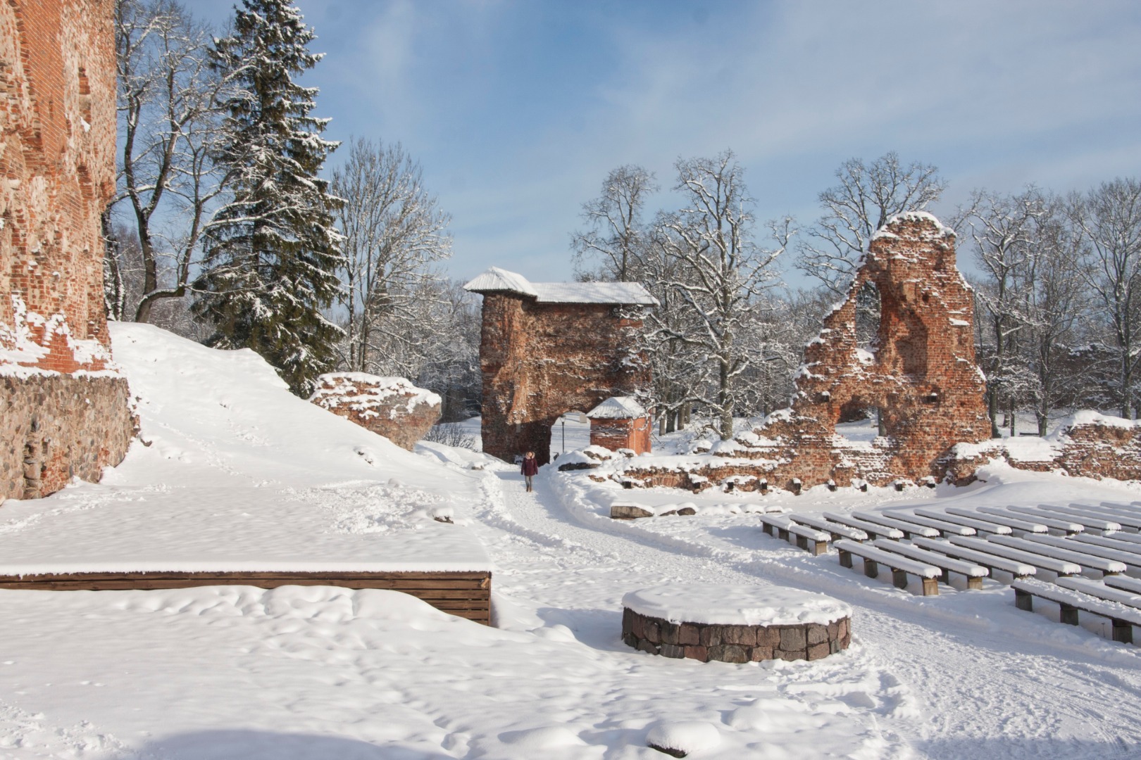 On a paper-based picture winter view of Lossimägi, the picture below is the entry: "Viljandi Winter view of castlemägi 404" rephoto