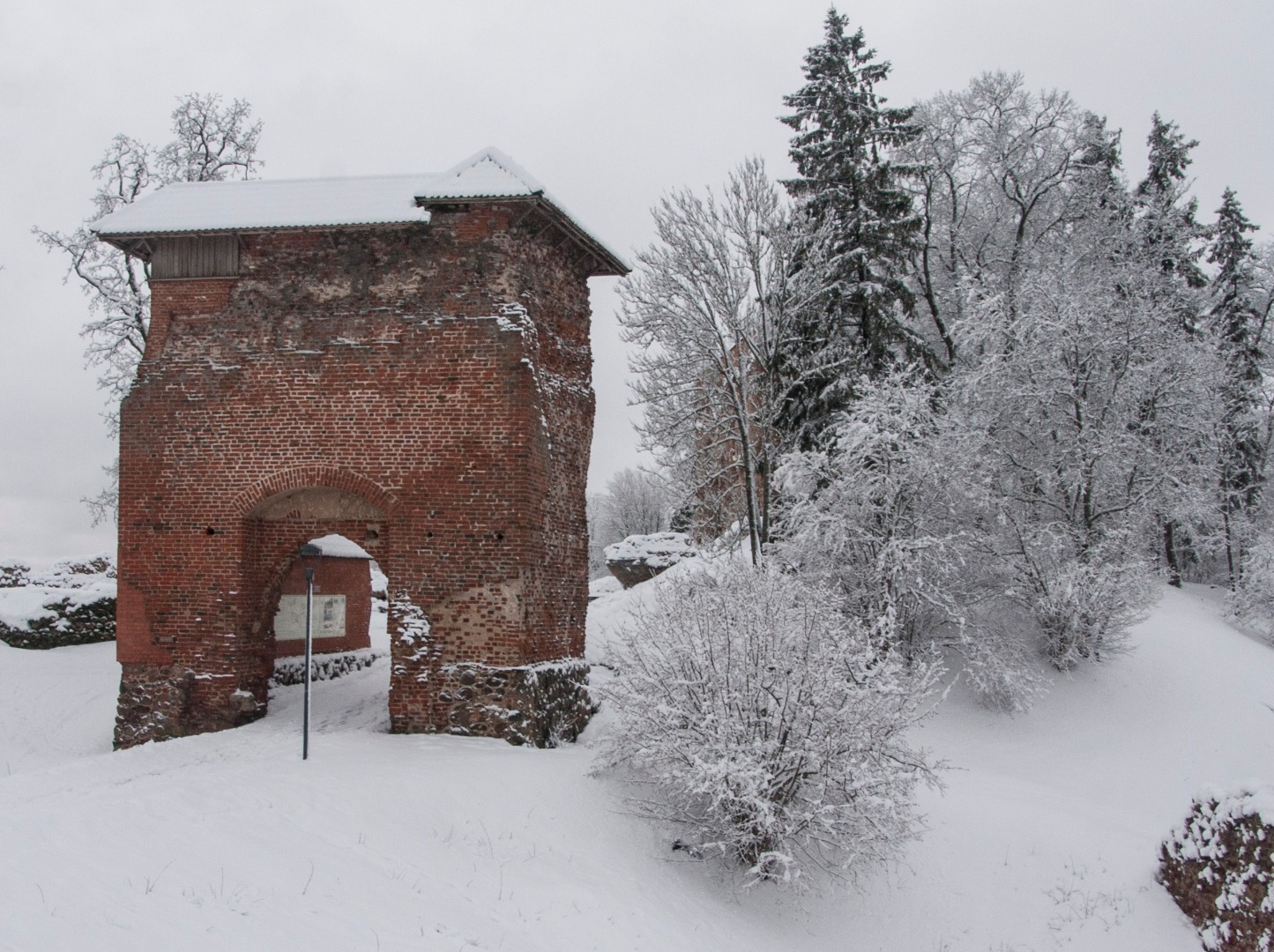 trükipostkaart, Viljandi, Kaevumägi II Kirsimäe poolt, värav, Suurmüür, talv, u 1915, foto J. Riet rephoto