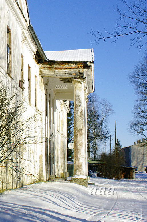 Five pillars of the facade of Kirna Manor's Gentlemen House rephoto