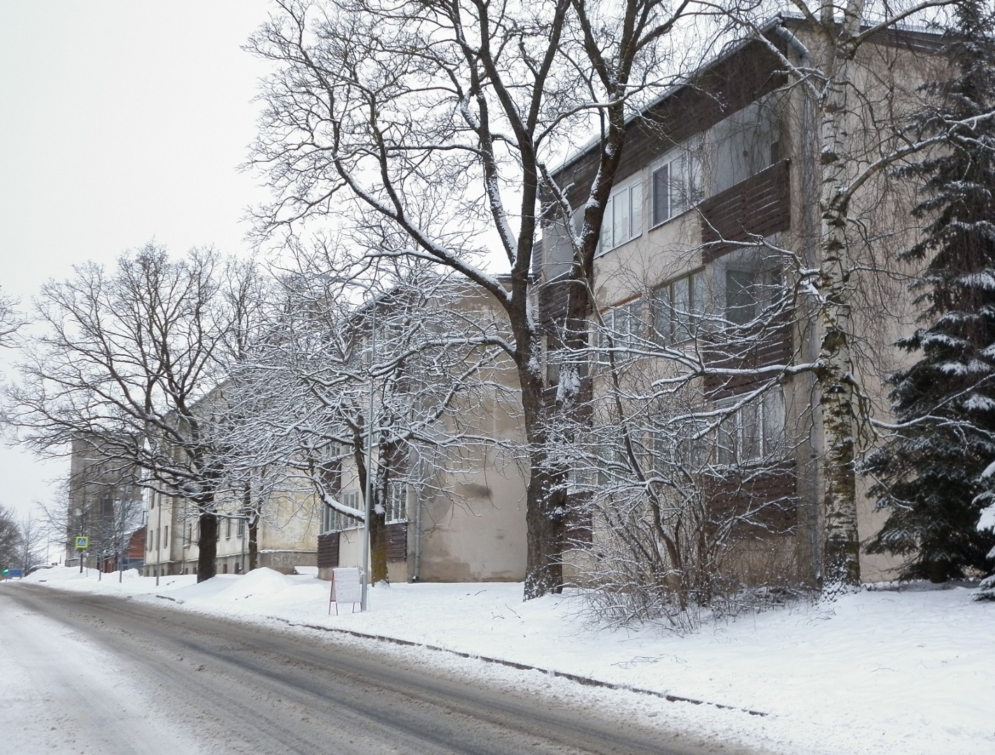 foto, Viljandi, Leola tn 10 (taga nr 14), Viljandi MEK töötajate maja, 1976, foto E. Veliste rephoto