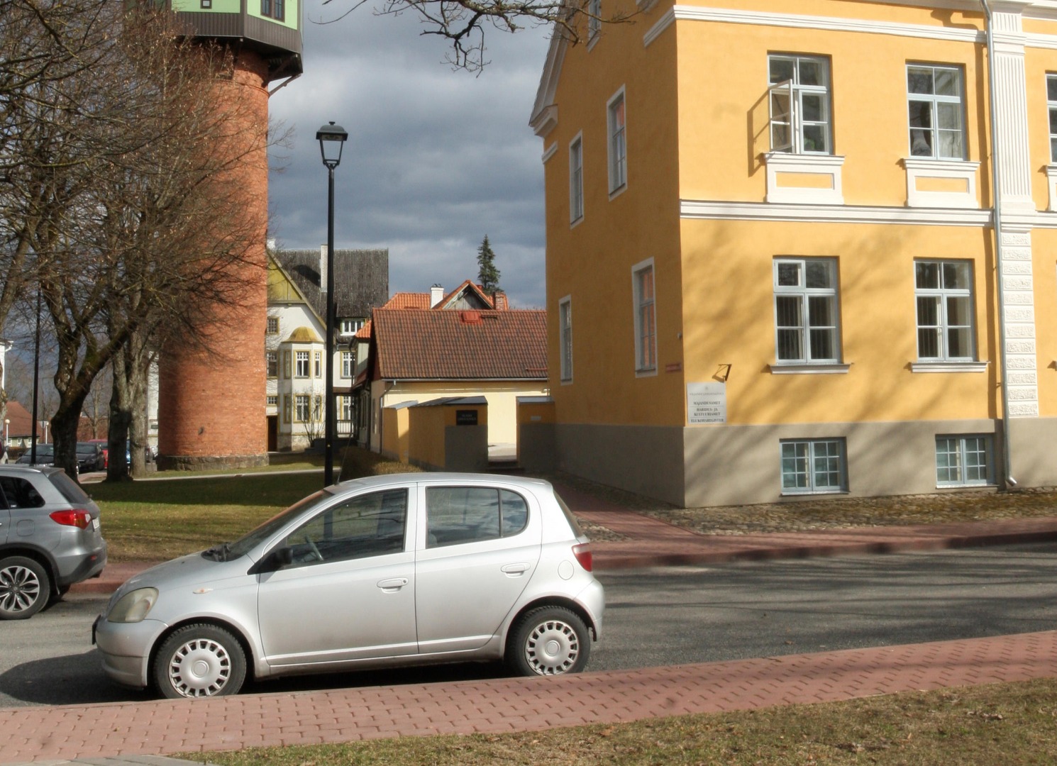 fotopostkaart, Viljandi, turuplats, võidupüha tähistamine?, sõjaväe orkester, turuhoone, veetorn, koolimaja, u 1928 rephoto