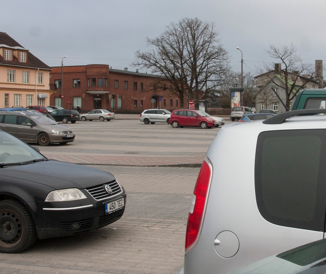Sõdurid poseerivad veoauto juures, Viljandi rephoto