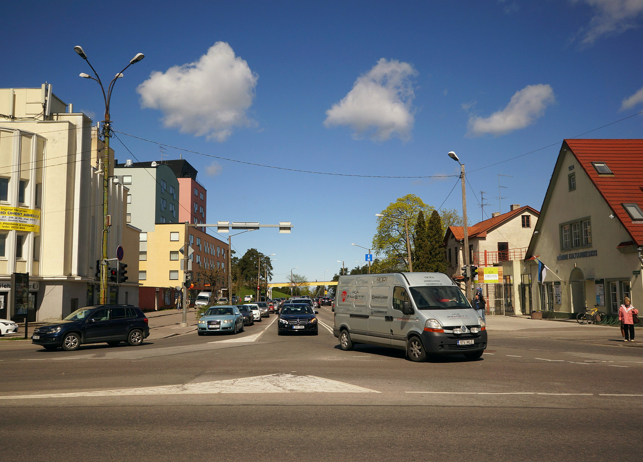 Nõmme, Nõmme keskus, Turu plats vaatega Ehitajate teele, taamal paistab TTÜ sild. rephoto