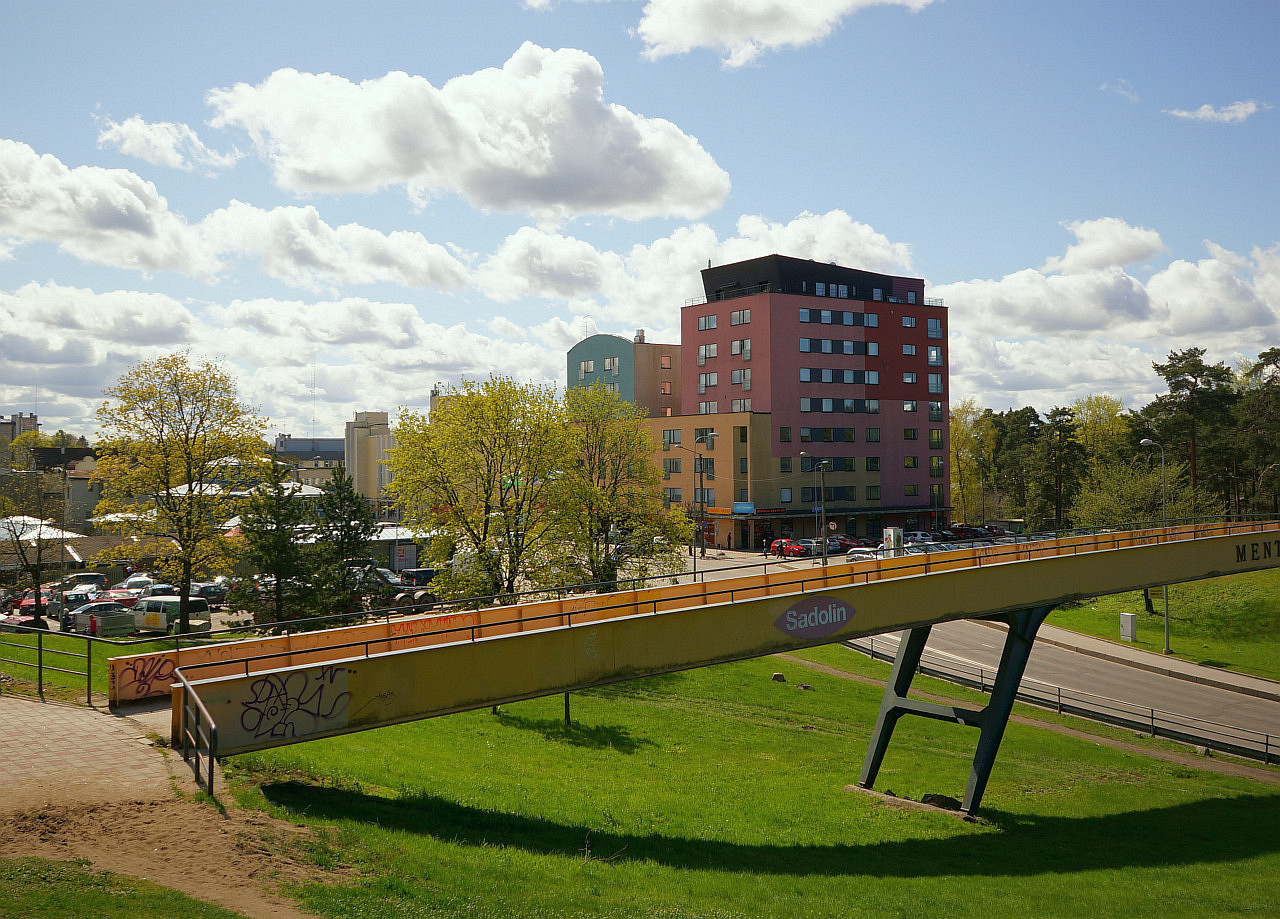 Nõmme, Nõmme keskus, TTÜ jalakäijate sild üle Ehitajate tee, vaade idast. rephoto