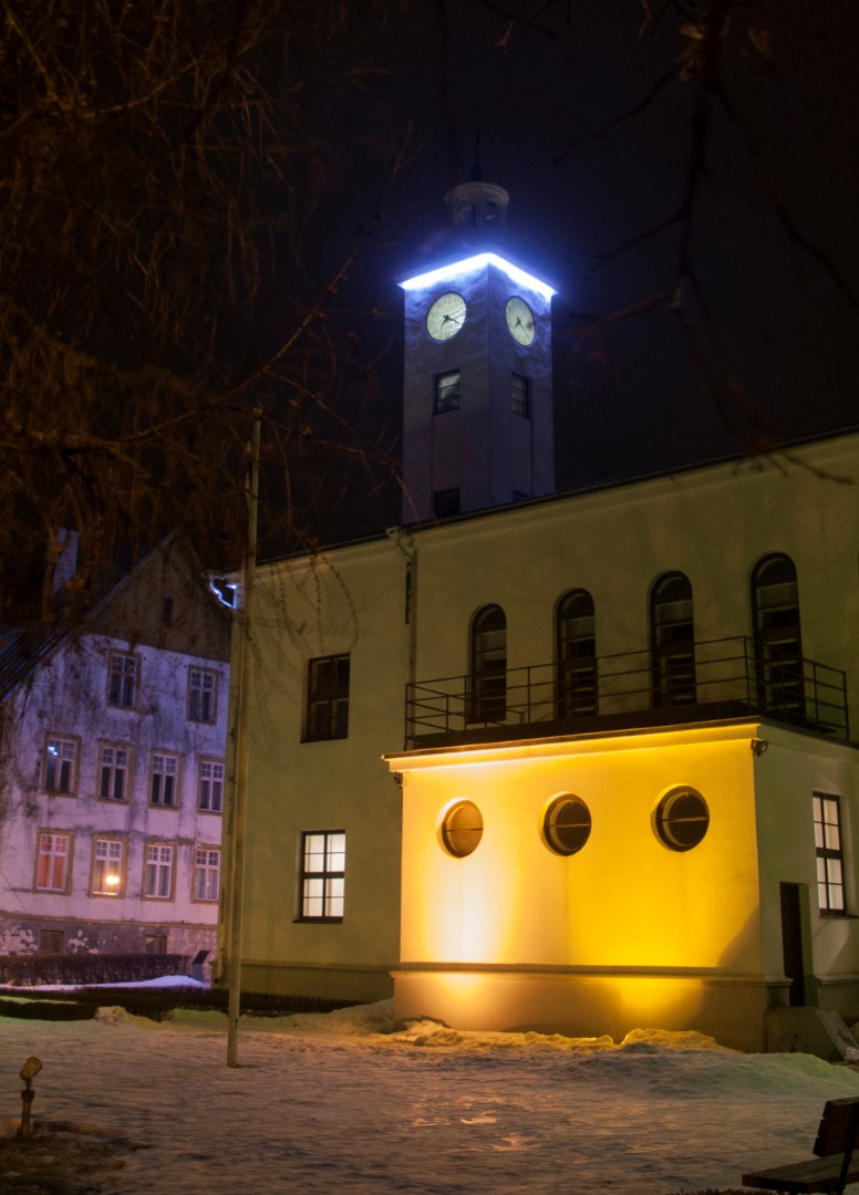 fotopostkaart, Viljandi, uus raekoda, õue poolt, pimedas, tuledes, u 1934, foto A. Kivilo (Viljandi) rephoto