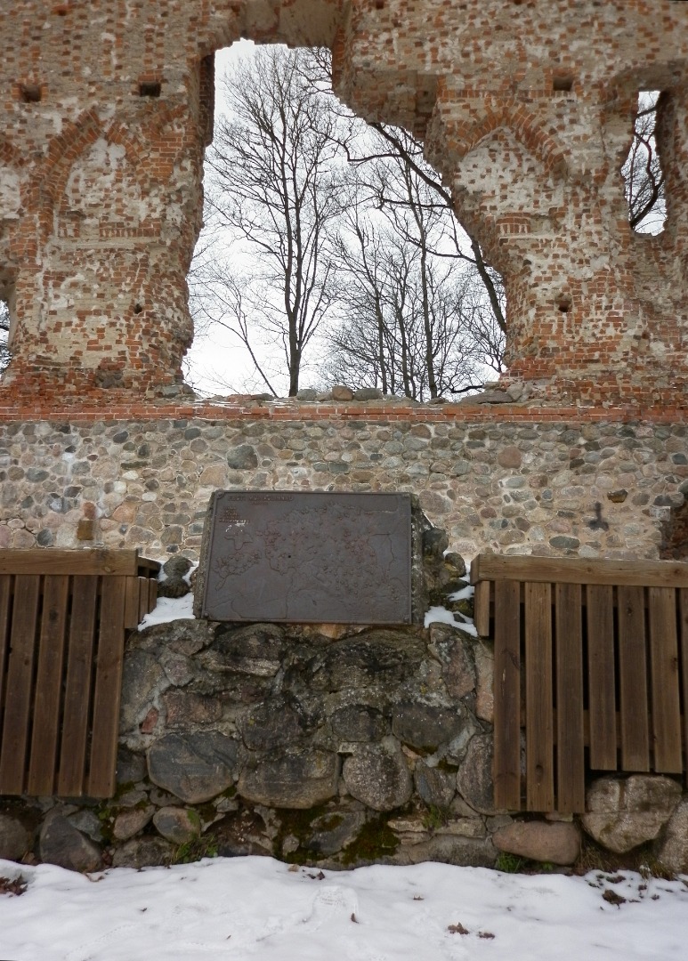 foto, Viljandi, Kaevumägi, metallplaat muinaslinnuste asukohtadega, Suurmüüri avaus, talv, 1977, foto E. Veliste rephoto