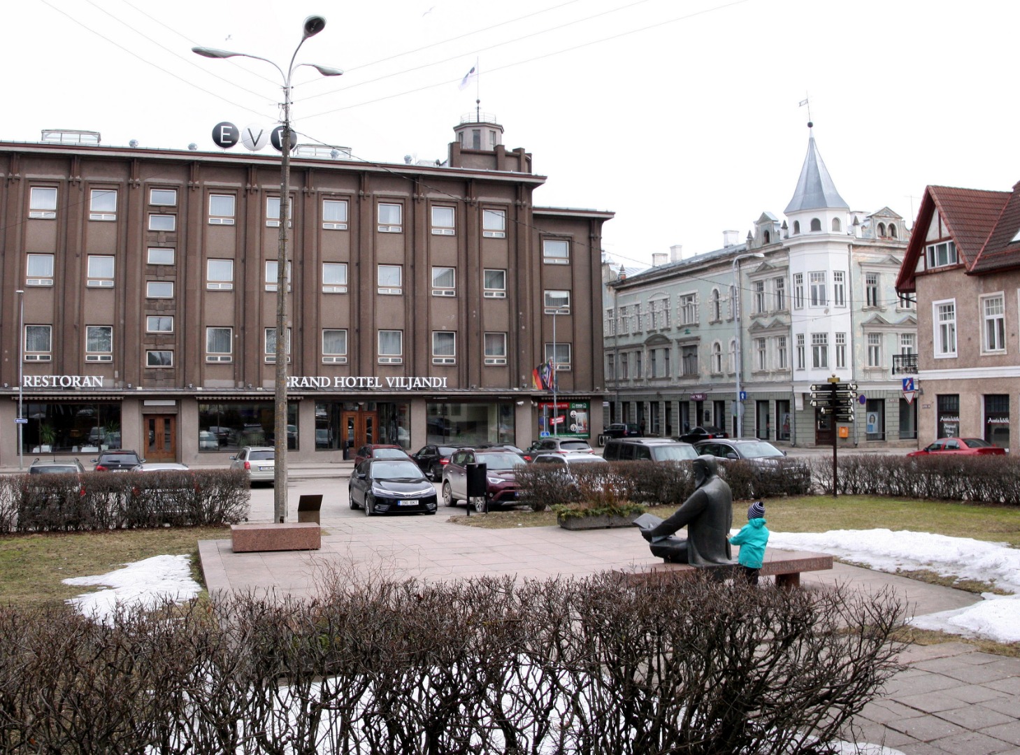 fotopostkaart, Viljandi, Keskväljak , Tartu tn 11 (endine Eve maja), V. Kingissepa (Lossi) tn 26, u 1982, foto A. Mäemets rephoto