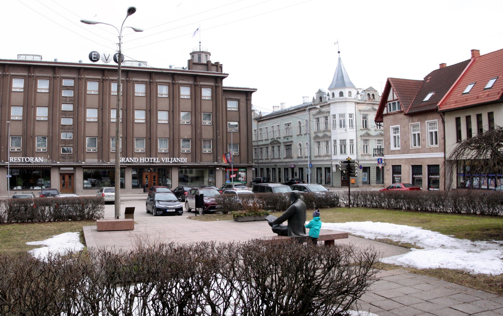 trükipostkaart, Viljandi, Tartu tn- Lossi tn ristmik, keskväljak, logo Viljandi 700, värviline, u 1980, foto G. German rephoto