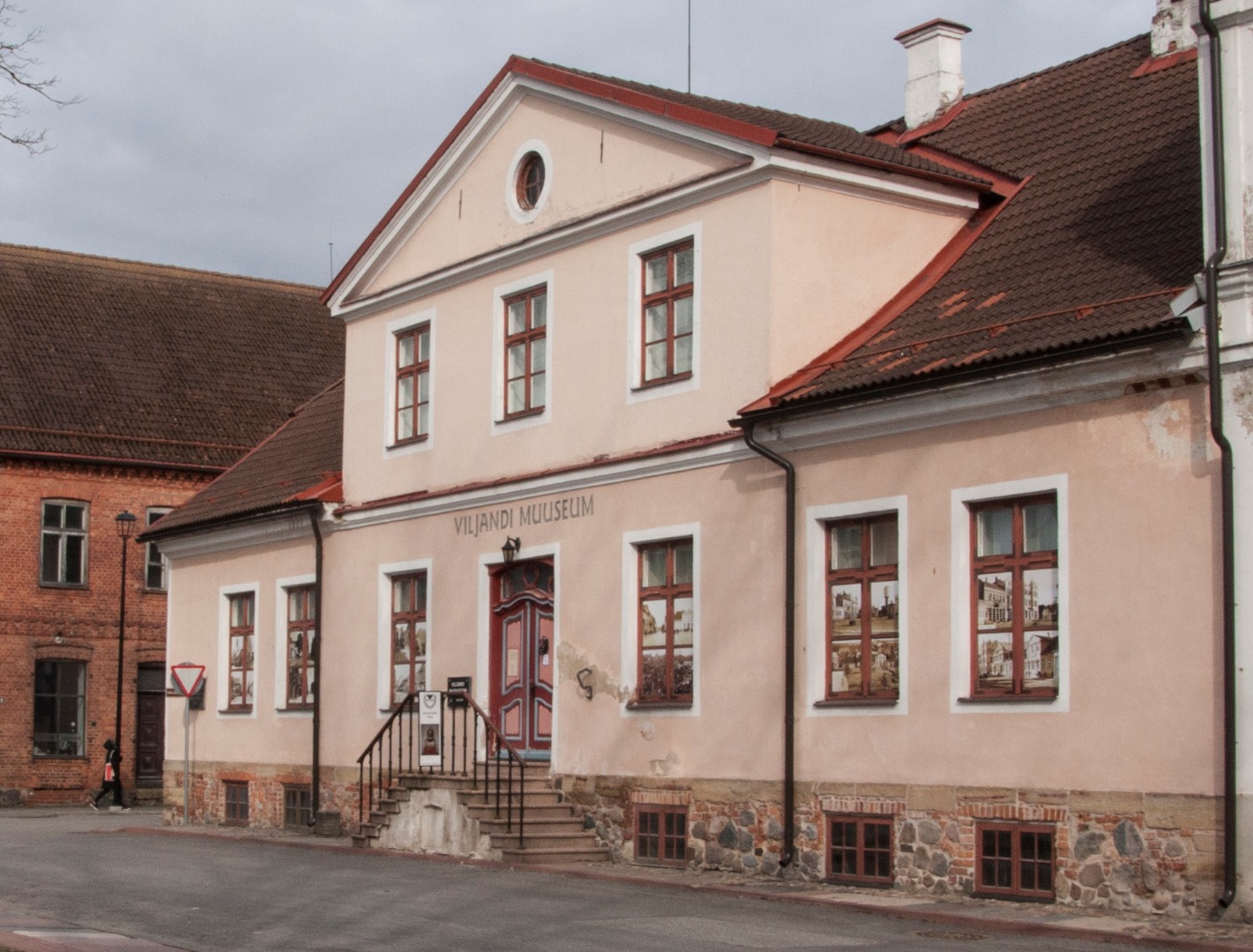 värvifoto Viljandi muuseumi hoone, Tombi plats 12, 1983 F K. Kuusk rephoto