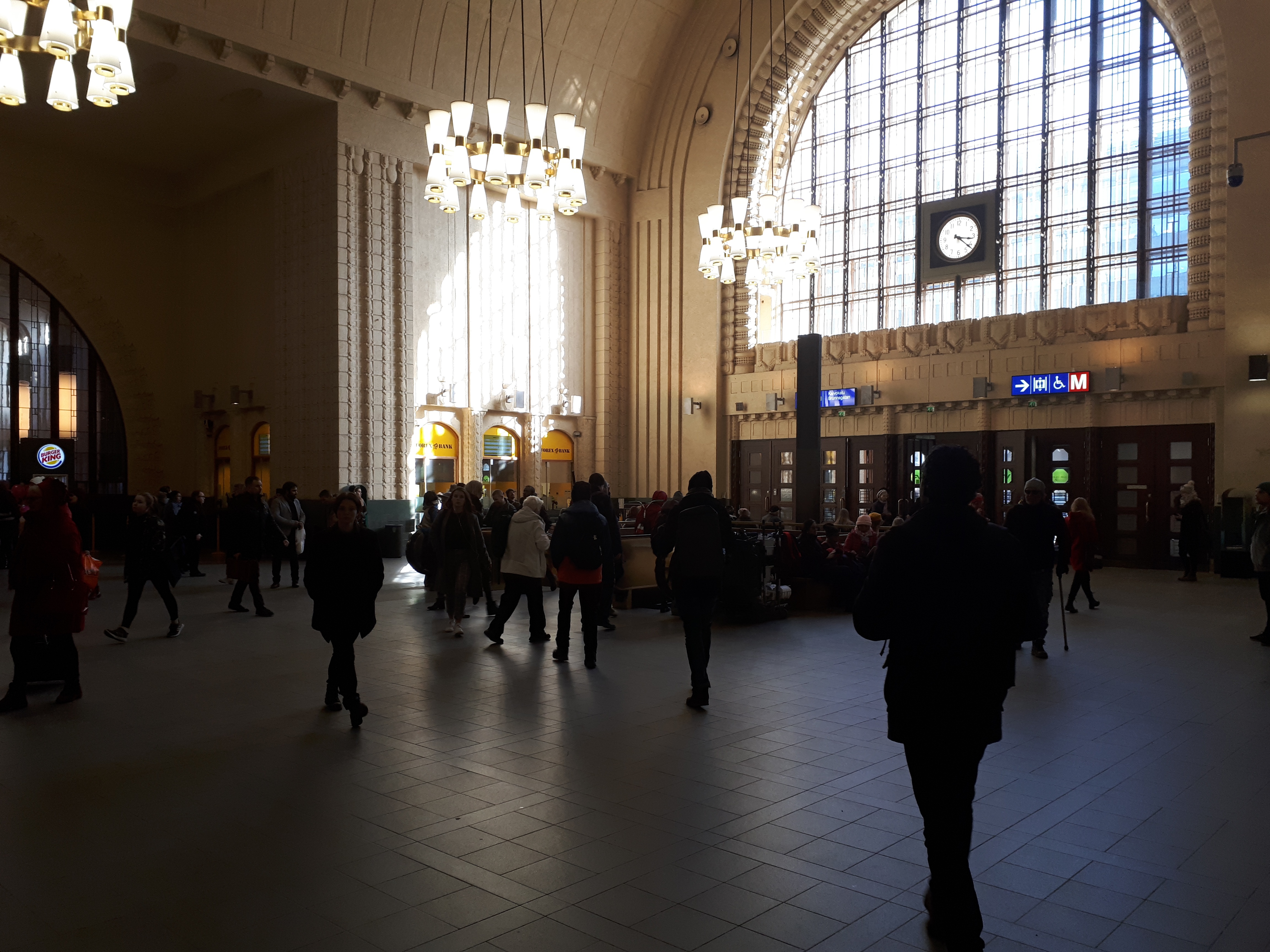 Kaivokatu 1. Vironniemen päiväkodin lapsia ja aikuisia saapumassa pääsisäänkäynnistä asemahalliin tutustumiskäynnillään Helsingin rautatieasemaan. rephoto