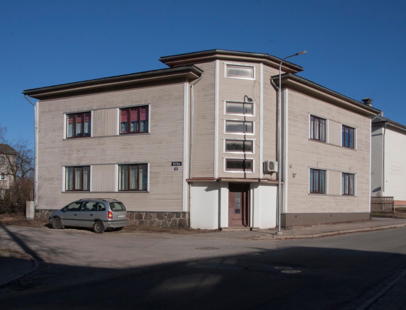 Elamu Viljandis, vaade hoonele nurgalt, sissepääsu poolt rephoto