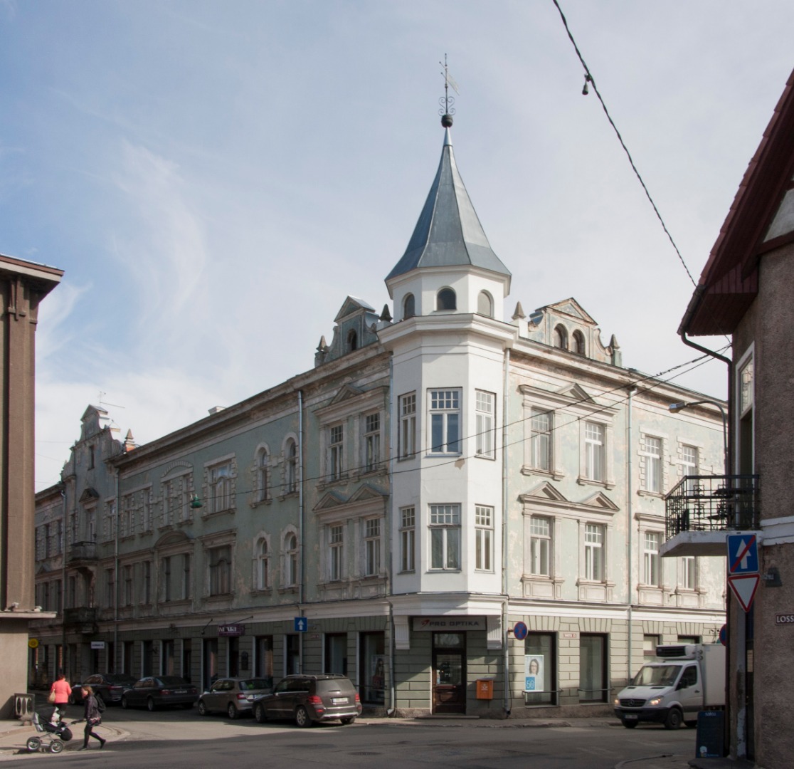 Elu- ja ärihoone Viljandis, vaade hoonele nurgalt rephoto