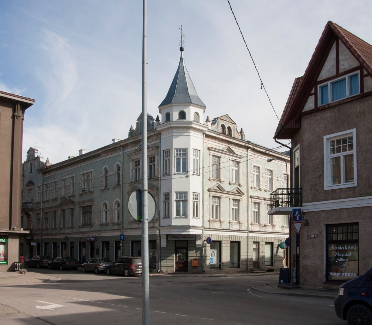 Elu- ja ärihoone Viljandis, vaade hoonele nurgalt rephoto