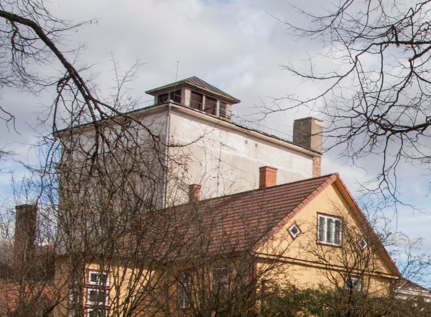 Ugala teatri lavatorn, vaade hoonele, ees majad rephoto