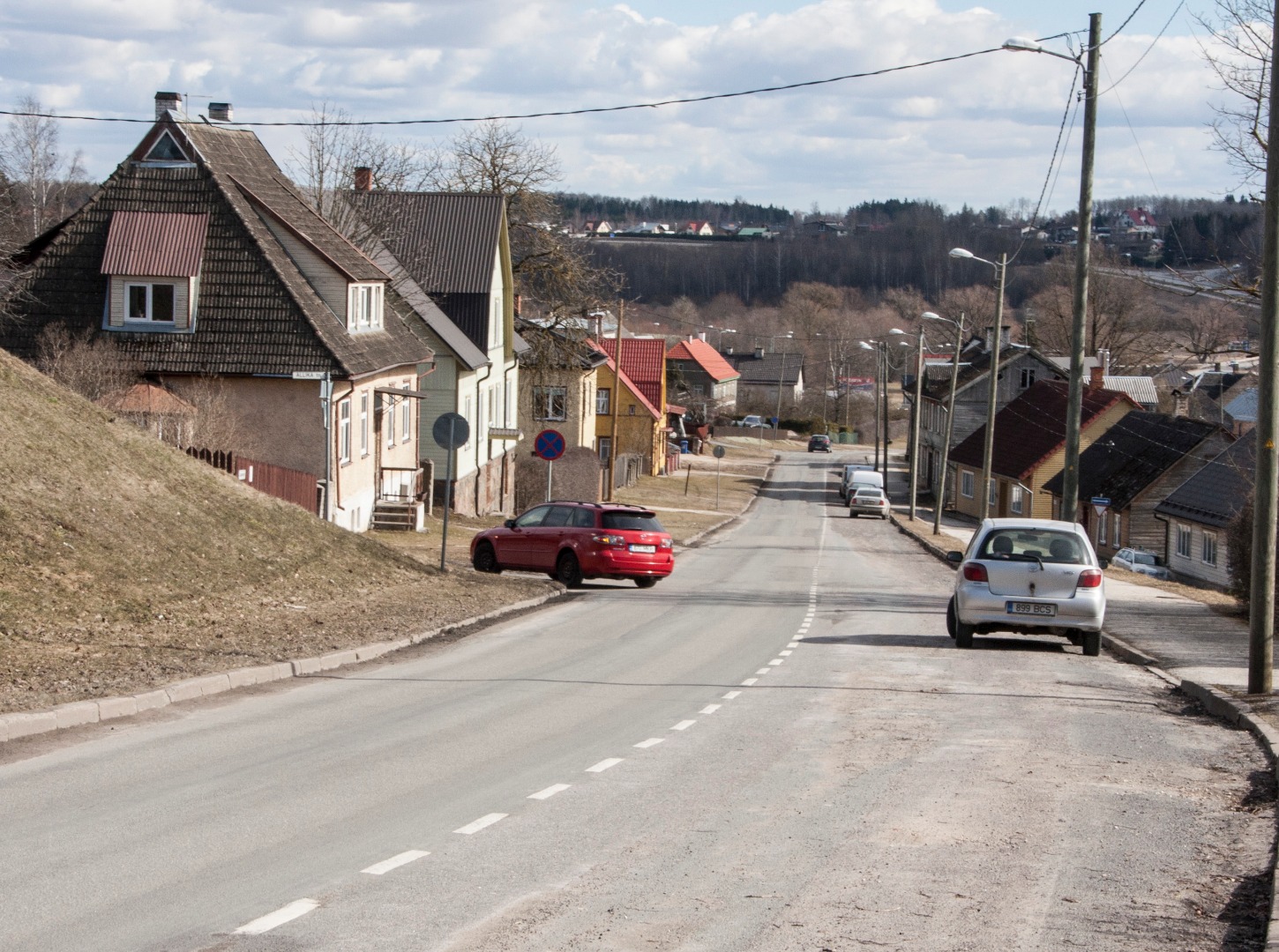 foto, Viljandi, Jakobsoni tn mägi hommikuvalguses, Allika ja Põllu tn ristmikud, sõidukid, 1975, foto E. Veliste rephoto