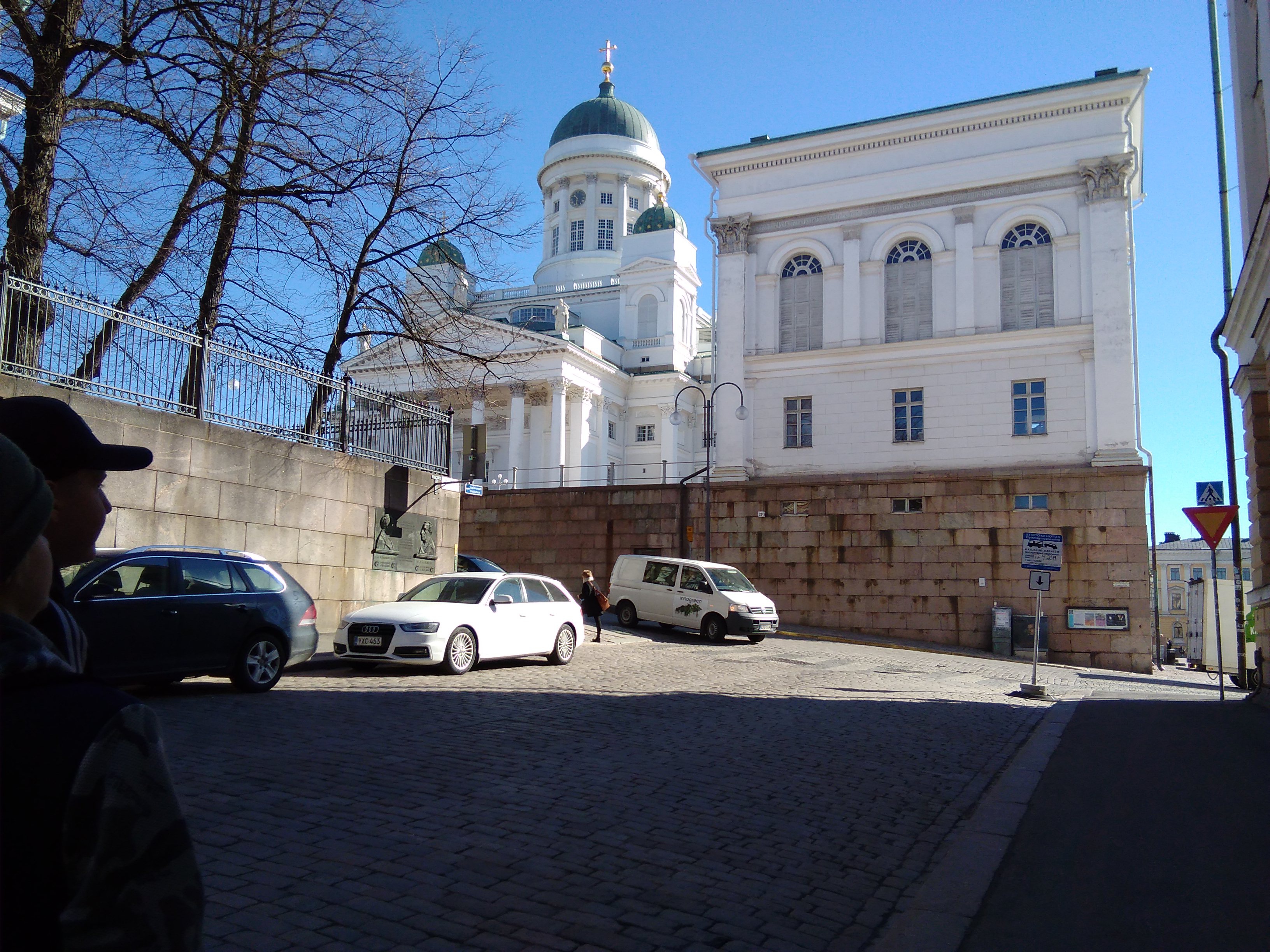 Nikolainkirkko (Helsingin Tuomiokirkko) ja tapulipaviljonki Unioninkadun puolelta Hallituskadun kulmasta nähtynä. rephoto