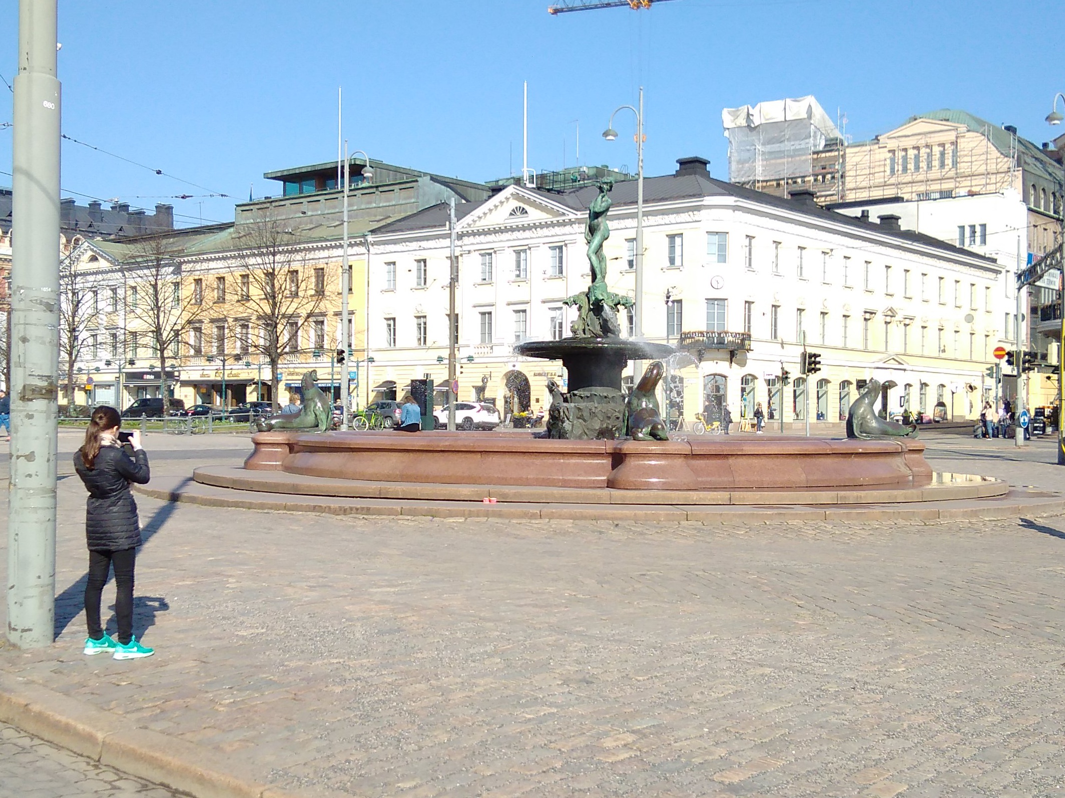 Havis Amanda -suihkukaivo Kauppatorilla paljastustilaisuuden jälkeen rephoto