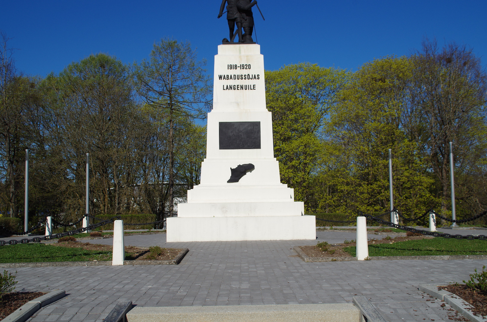 "Soome linna tegelased Rakvere mälestussamba juures". rephoto