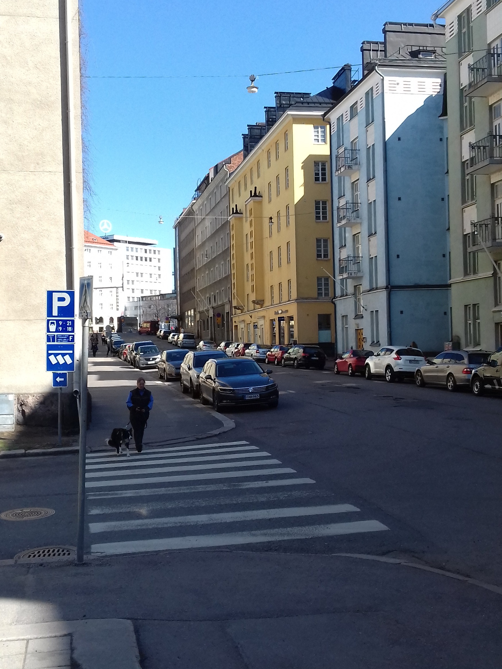 Hietaniemenkatu 2, 4, 6, 8, 10. Taustalla Runeberginkatu 13 / Pohjoinen Rautatiekatu 23 ja Eteläinen Rautatiekatu 10. Etualalla linja-auto numero 18. Hietaniemenkatu 8 on huomattavan ränsistynyt. rephoto